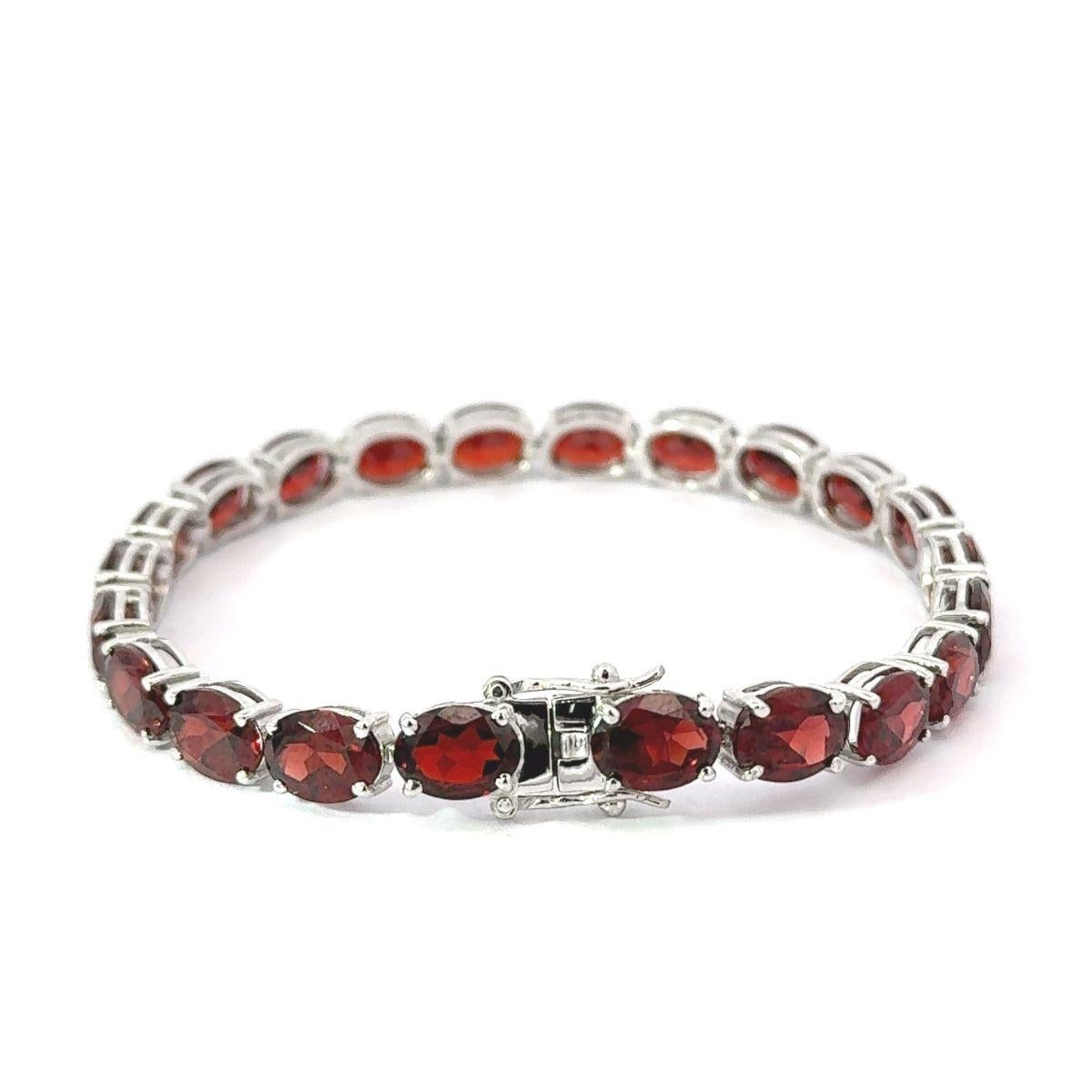 31.77 Karat Ovalschliff Granat Stapelbares Tennisarmband für Mutter aus Sterlingsilber (Moderne) im Angebot