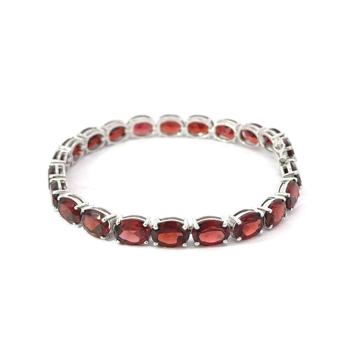 31.77 Karat Ovalschliff Granat Stapelbares Tennisarmband für Mutter aus Sterlingsilber Damen im Angebot