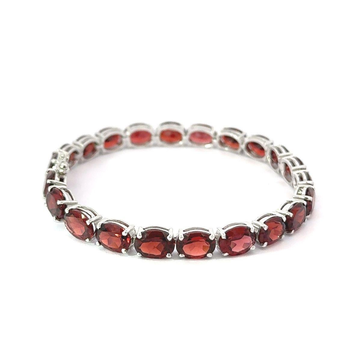 31.77 Karat Ovalschliff Granat Stapelbares Tennisarmband für Mutter aus Sterlingsilber im Angebot 2
