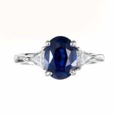 Anillo de compromiso de tres piedras en platino con zafiro azul y diamante de 3,18 quilates