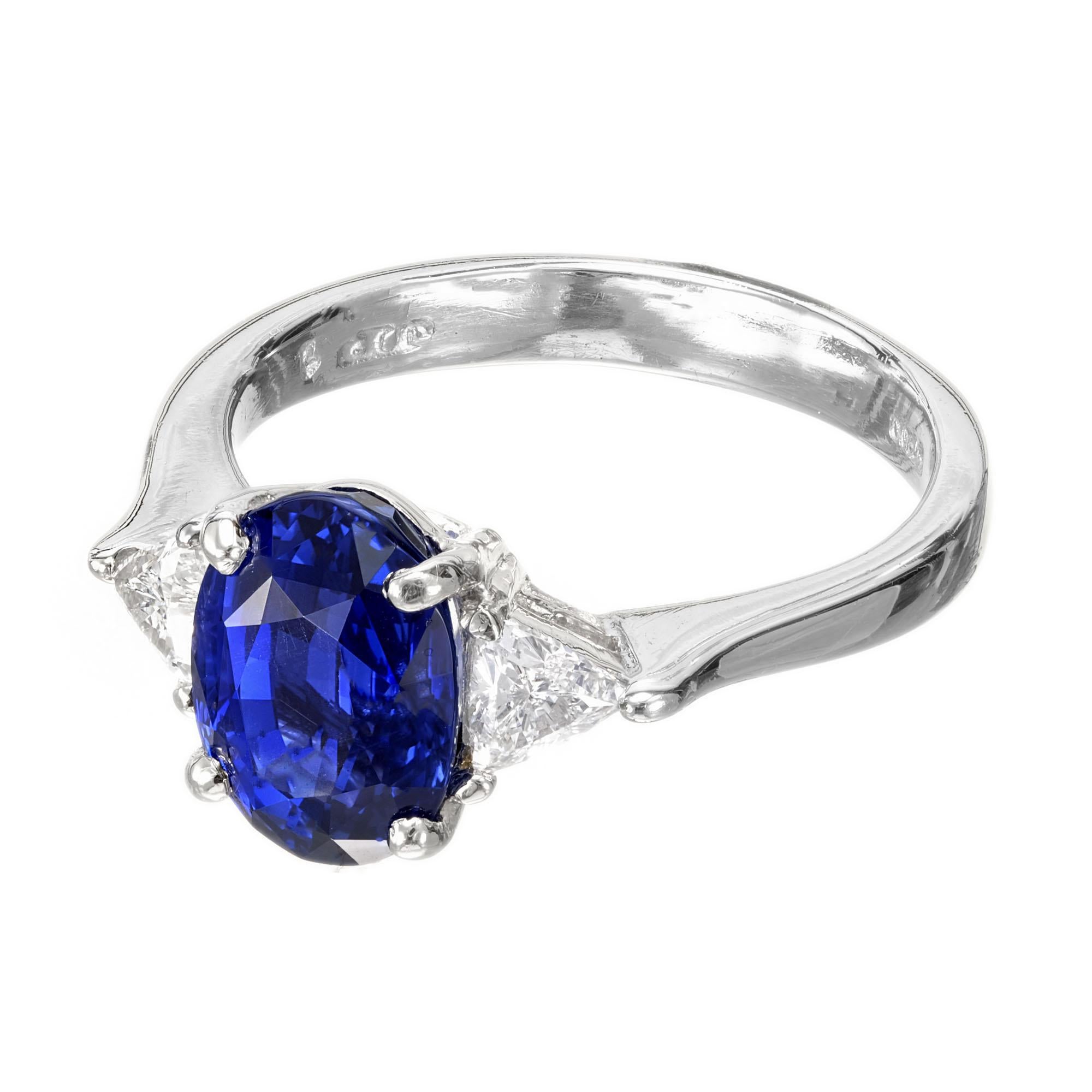 Verlobungsring mit drei Steinen aus Platin mit 3,18 Karat blauem Saphir und Diamant (Ovalschliff) im Angebot