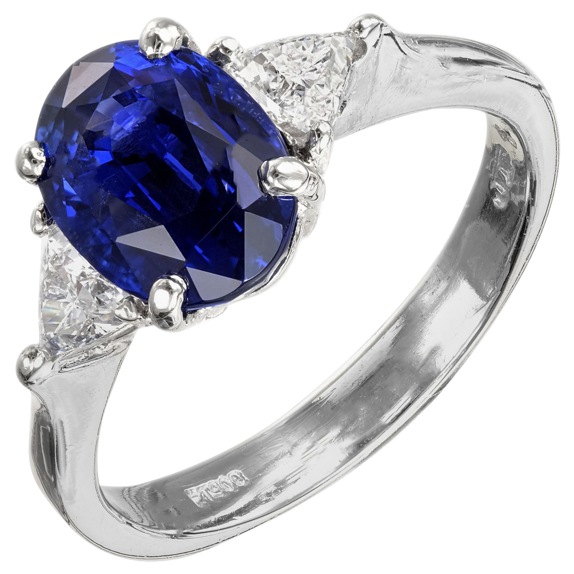Bague de fiançailles à trois pierres en platine avec saphir bleu de 3,18 carats et diamant