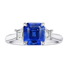Ring mit 3.18 Karat blauem Saphir im Smaragdschliff und Diamanten