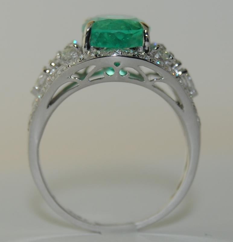 This 18-karat White Gold Ring has 3.18 carats Oval Emerald set in the
center with 1.27 carats Round Diamonds.
Size is 6.5
New Ring