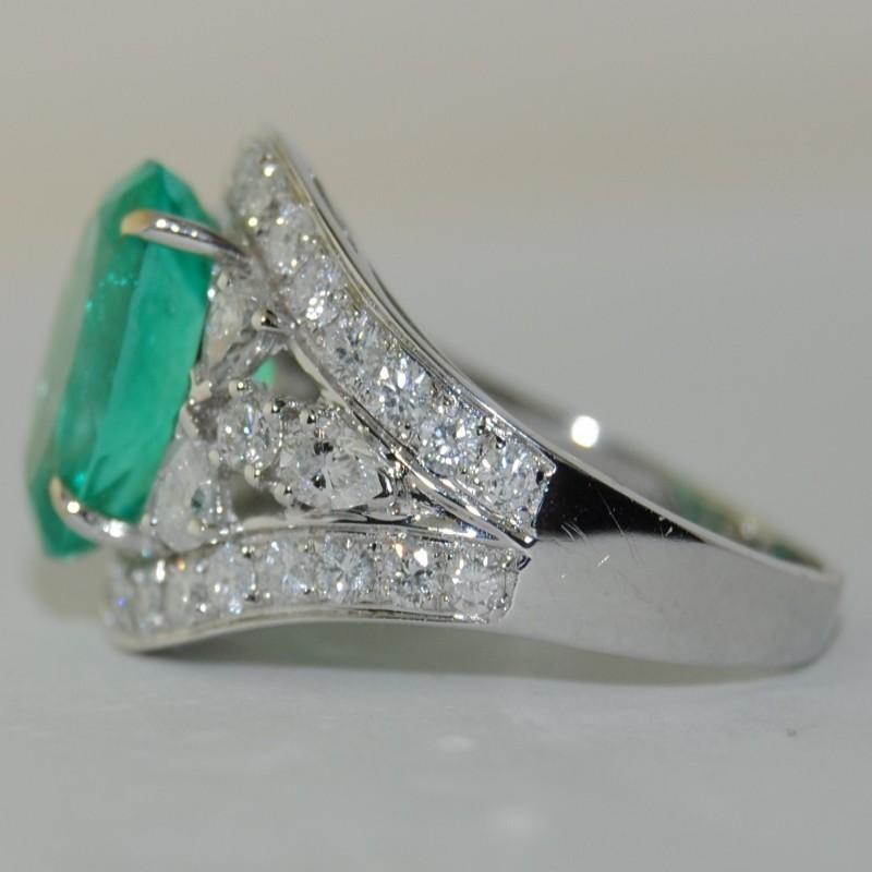 Contemporary 3.18 Carat Emerald with 1.27 Carat Diamond Ring For Sale