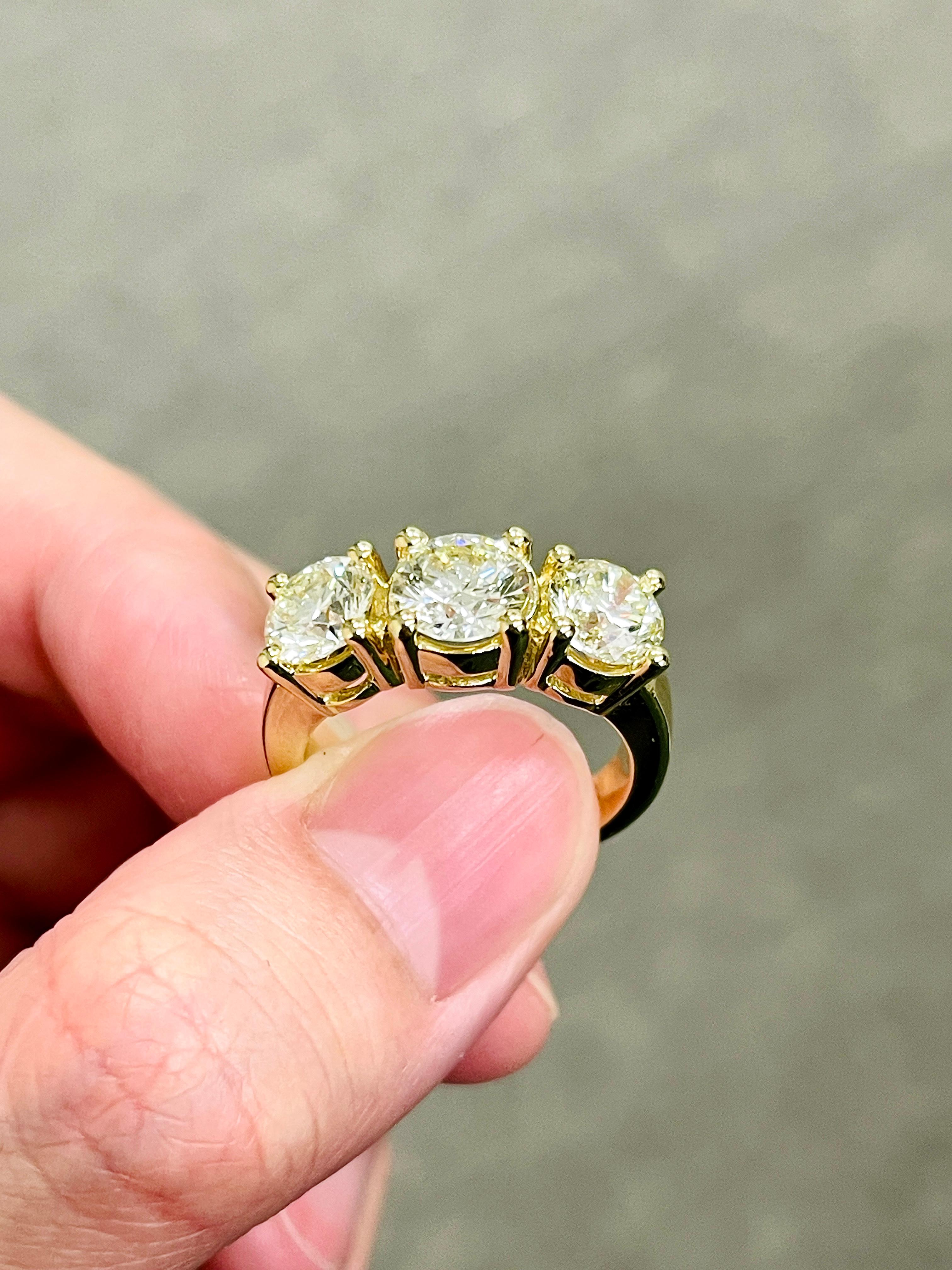Bague à mini anneau en or jaune 14 carats avec diamants naturels de 3,18 carats  en vente 5
