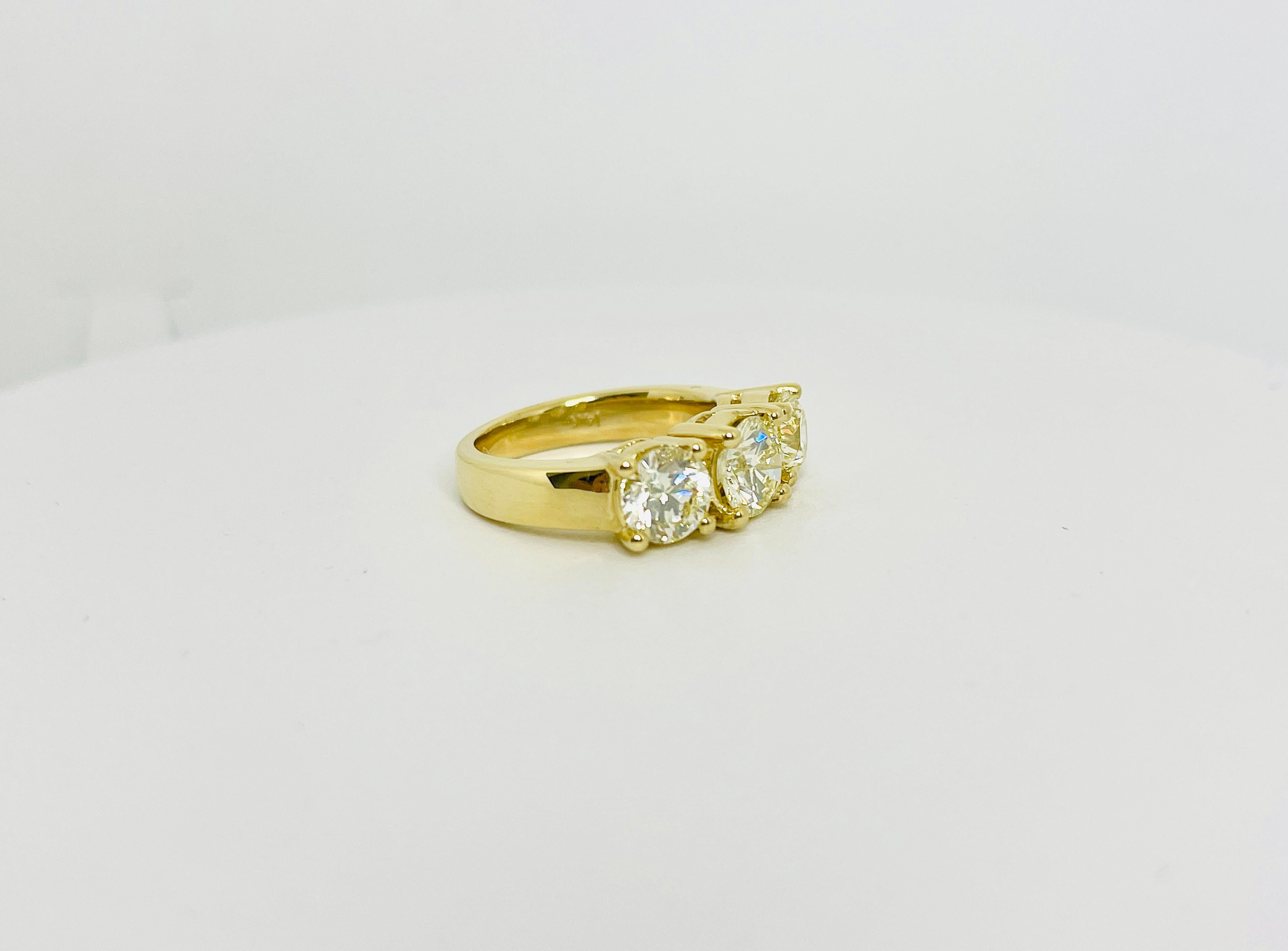 Taille brillant Bague à mini anneau en or jaune 14 carats avec diamants naturels de 3,18 carats  en vente
