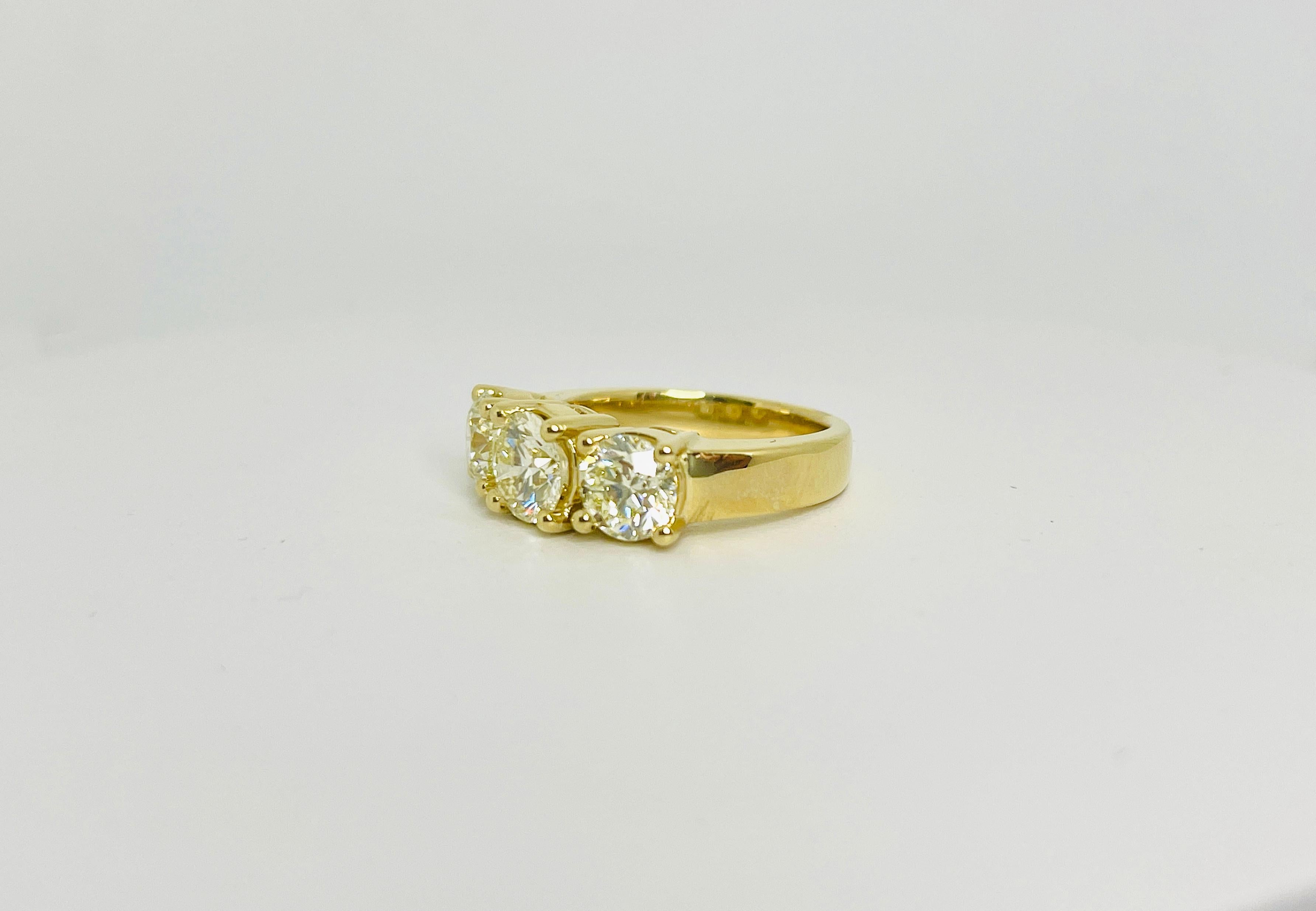 Bague à mini anneau en or jaune 14 carats avec diamants naturels de 3,18 carats  Pour femmes en vente