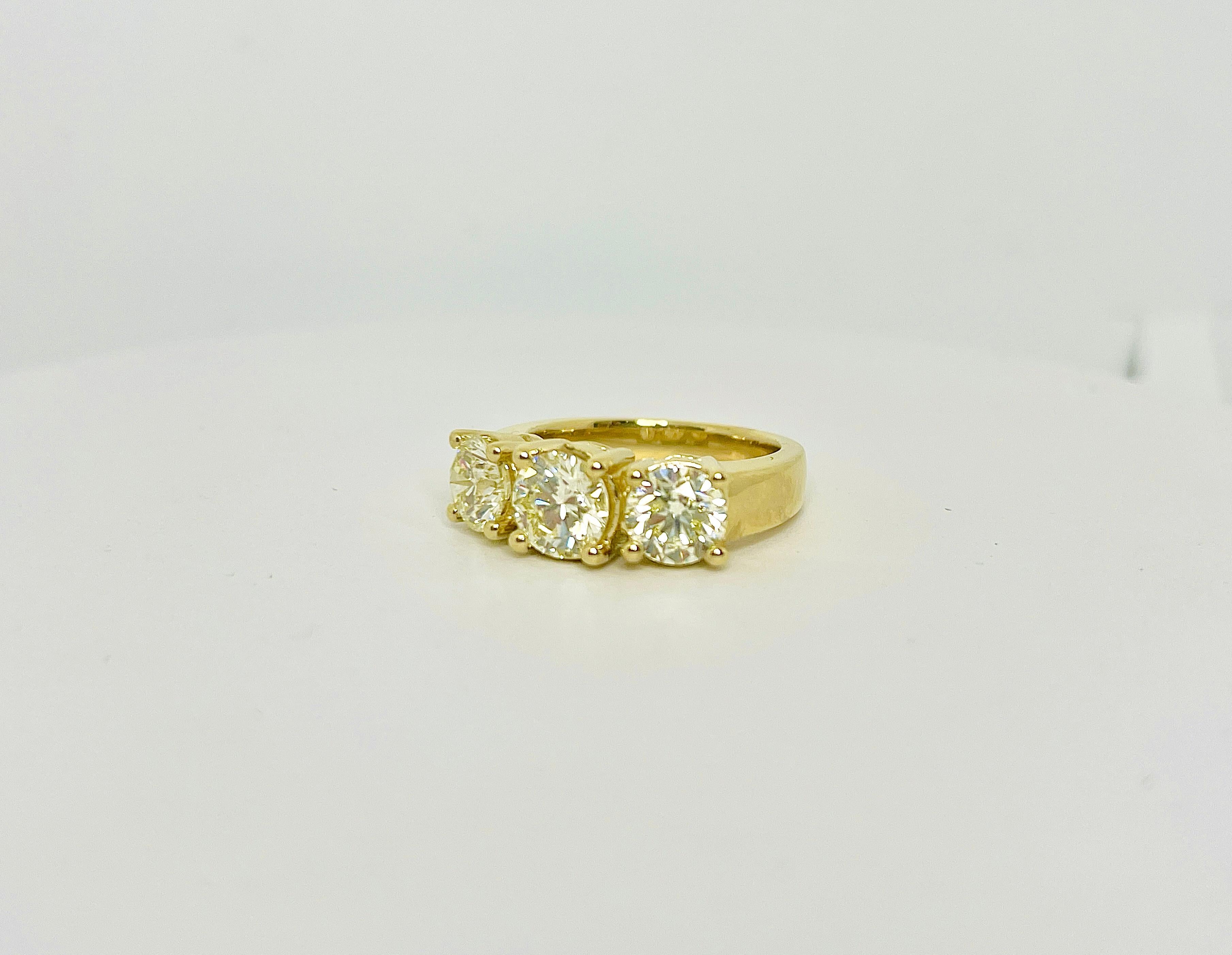 Bague à mini anneau en or jaune 14 carats avec diamants naturels de 3,18 carats  en vente 1