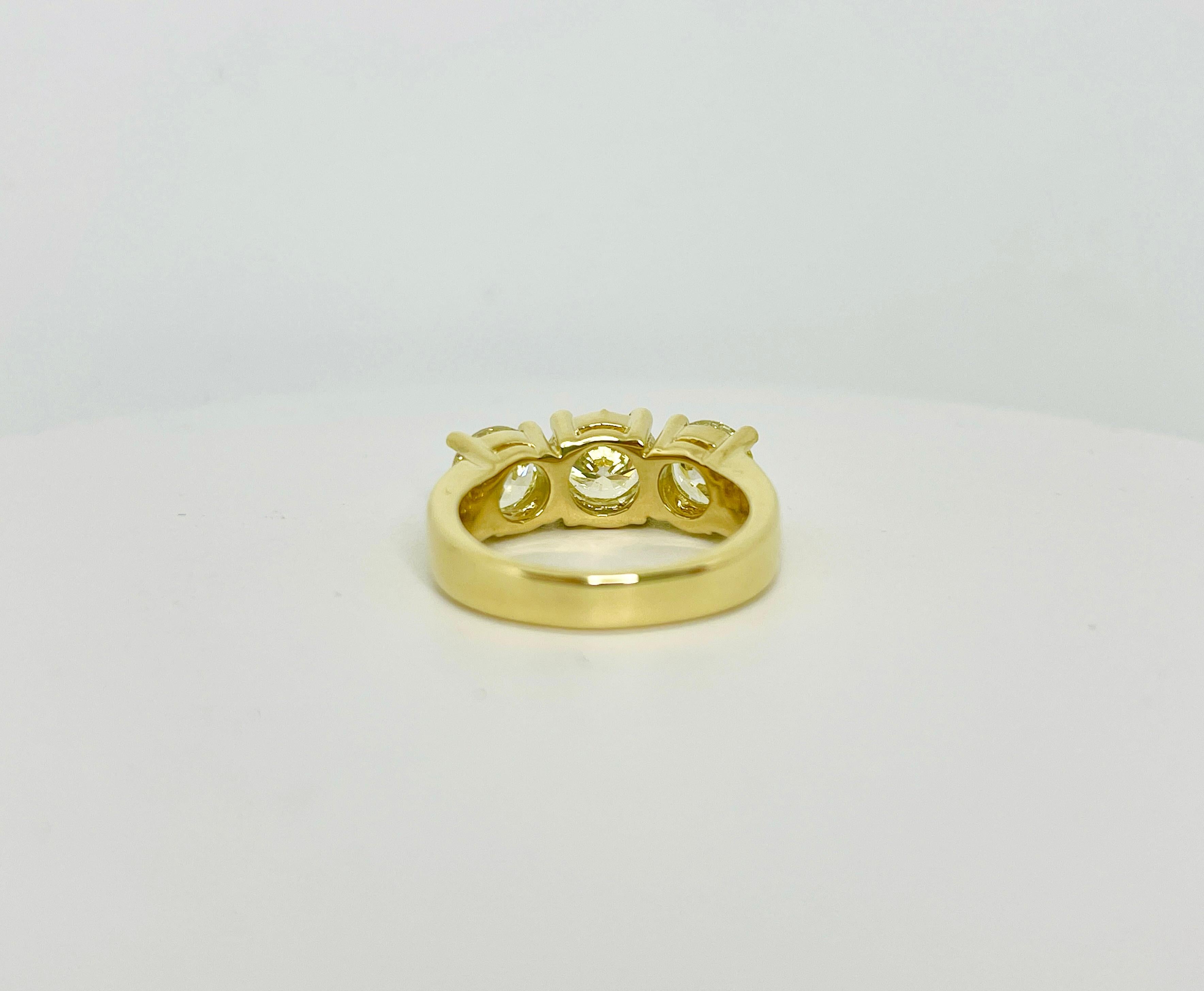 Bague à mini anneau en or jaune 14 carats avec diamants naturels de 3,18 carats  en vente 3