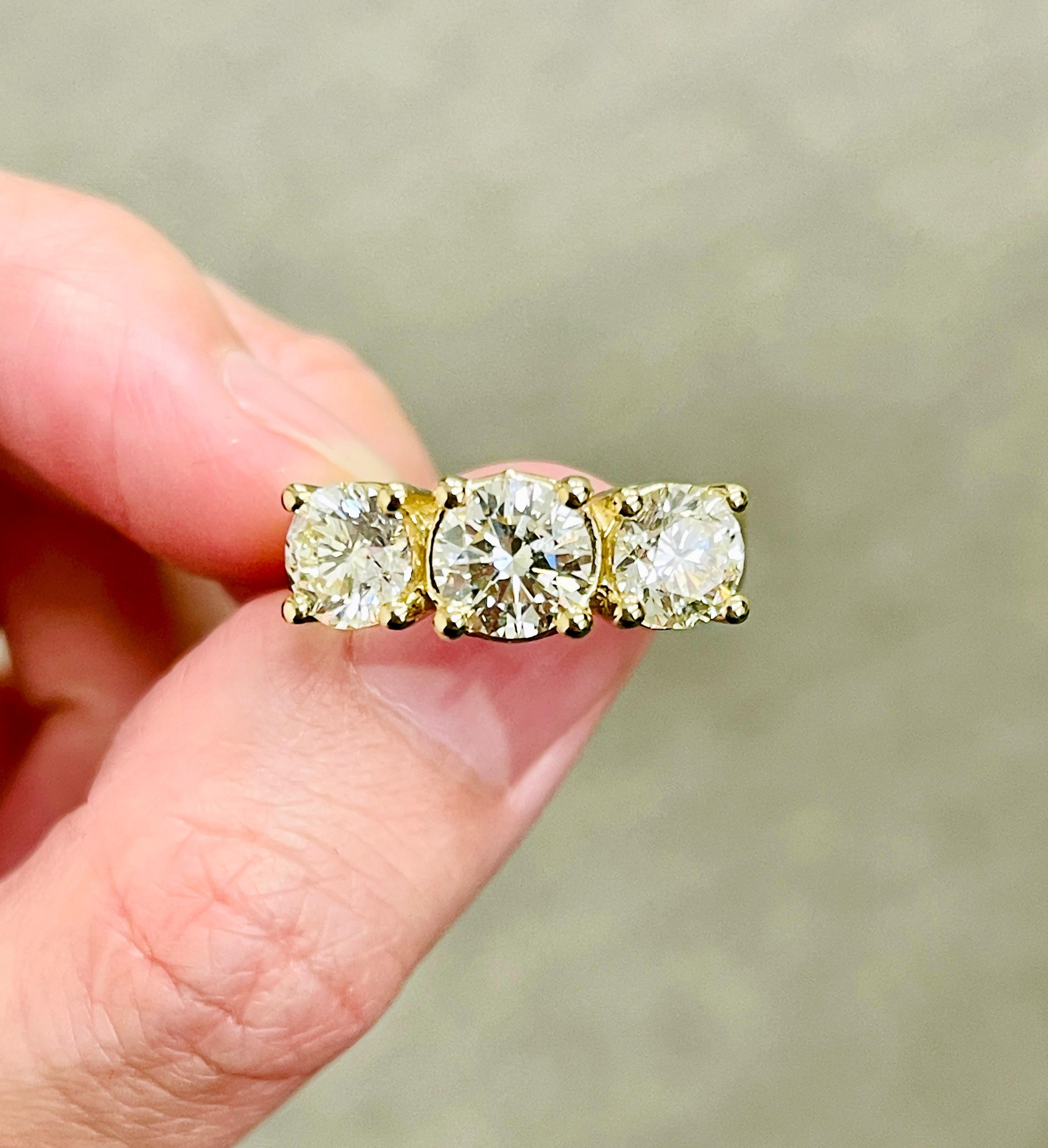 Bague à mini anneau en or jaune 14 carats avec diamants naturels de 3,18 carats  en vente 4