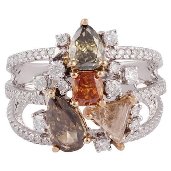 Anillo de diamantes de fantasía naturales de 3,18 quilates en oro blanco, amarillo y rosa de 18 quilates