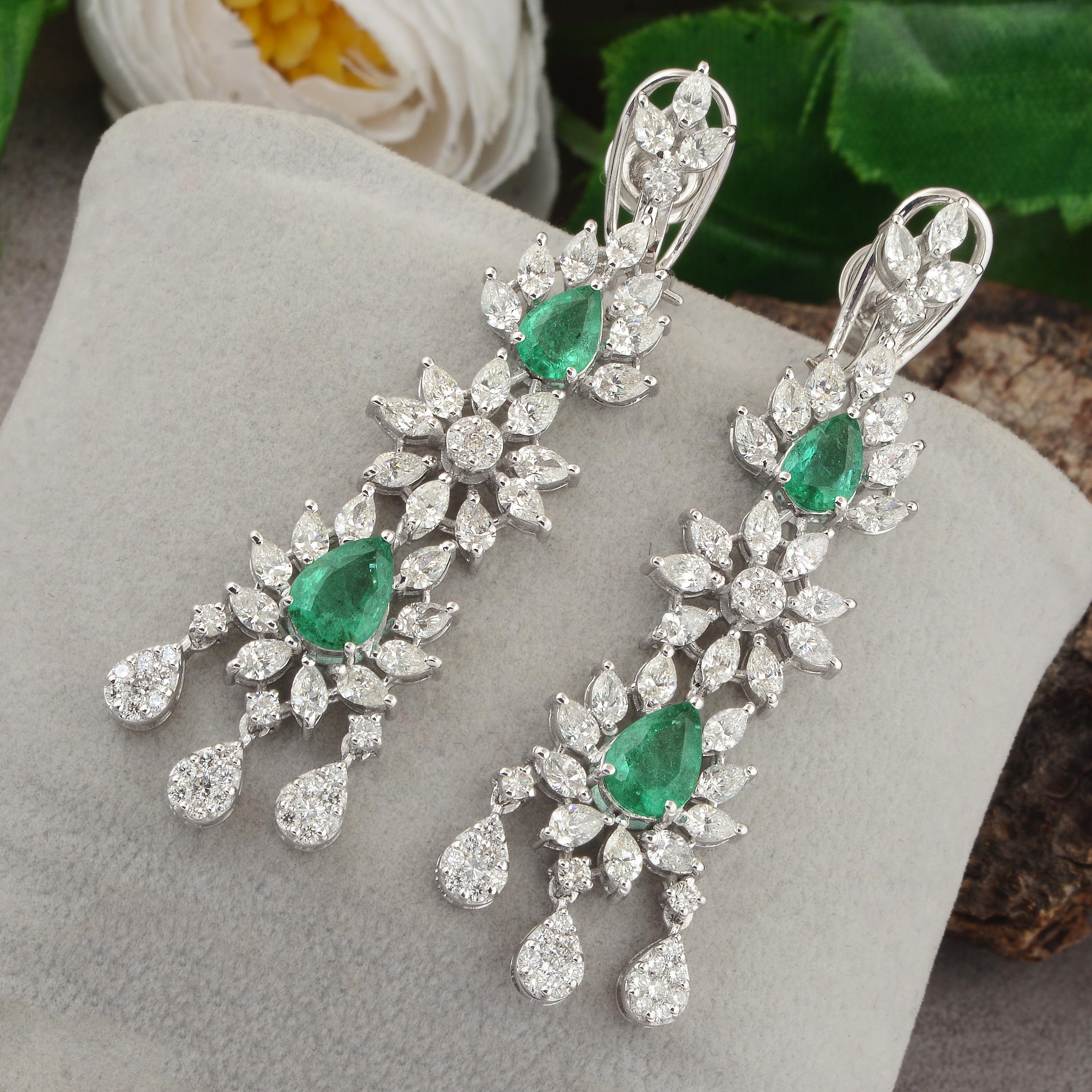 Moderne 3.18 Carat Pear Emerald 5.85 Carat Diamond Dangle Ears 14 Karat White Gold en vente