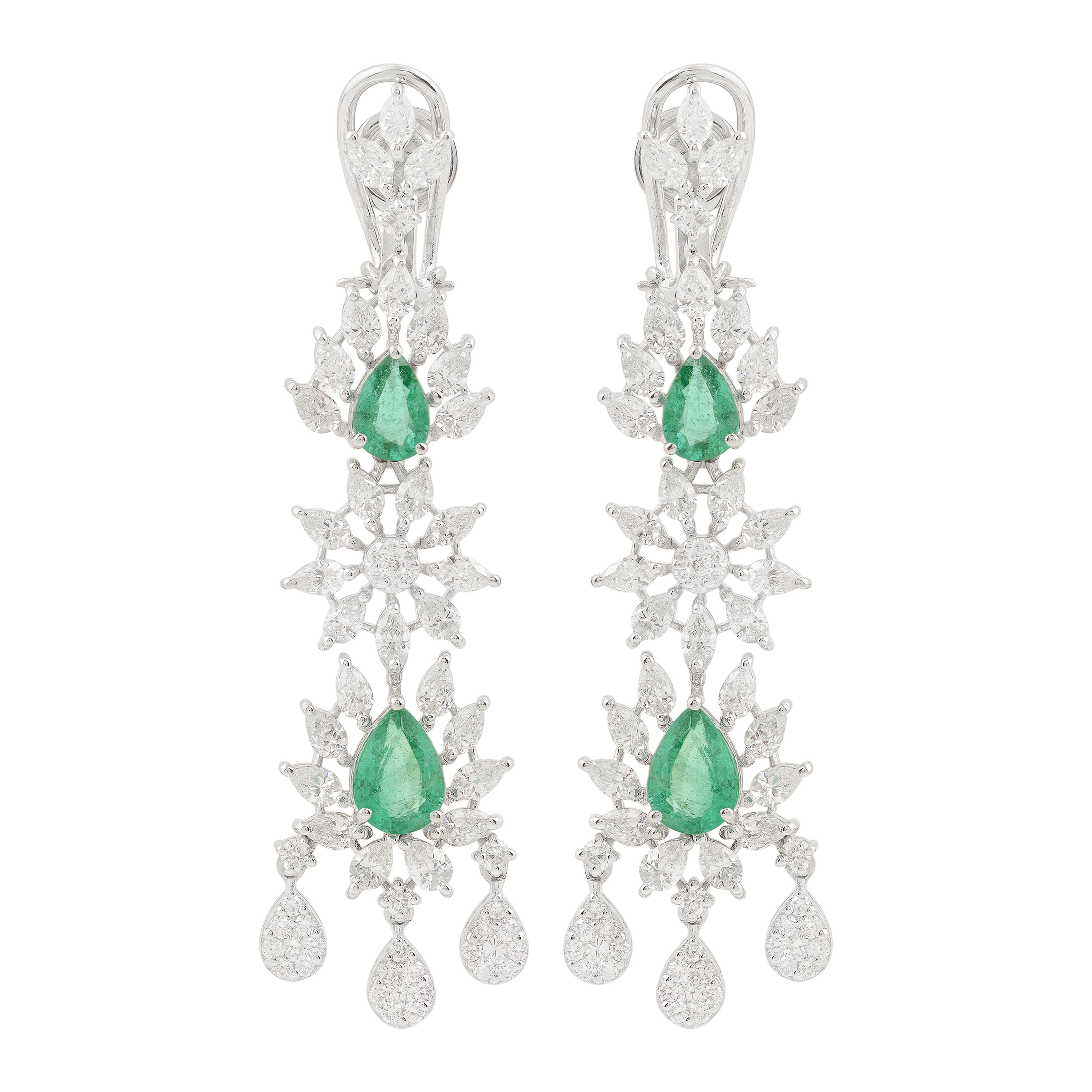 Taille poire 3.18 Carat Pear Emerald 5.85 Carat Diamond Dangle Ears 14 Karat White Gold en vente