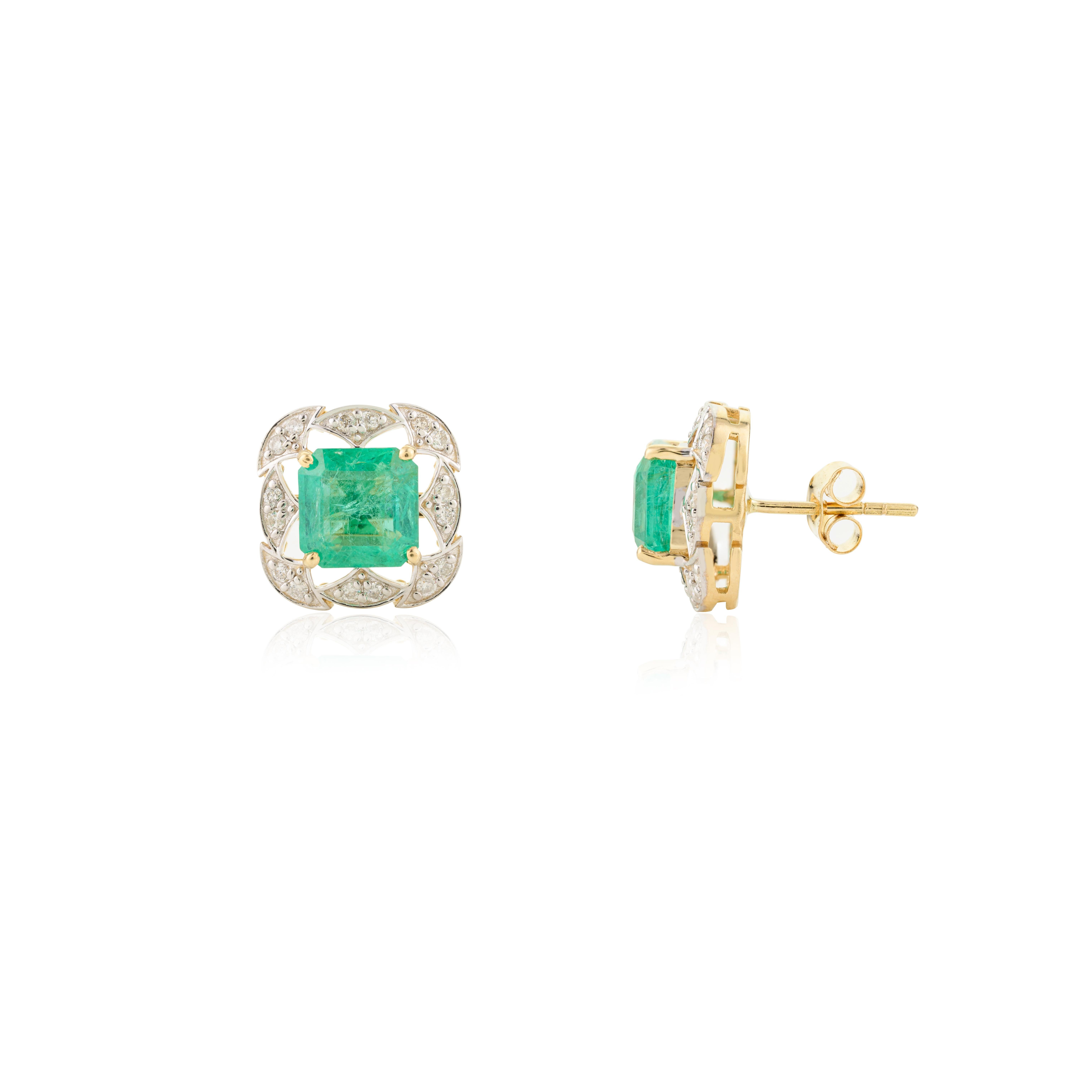 3.18 Carats Cushion Emerald Diamond Statement Stud Earrings in 18k Yellow Gold In New Condition For Sale In New York, NY