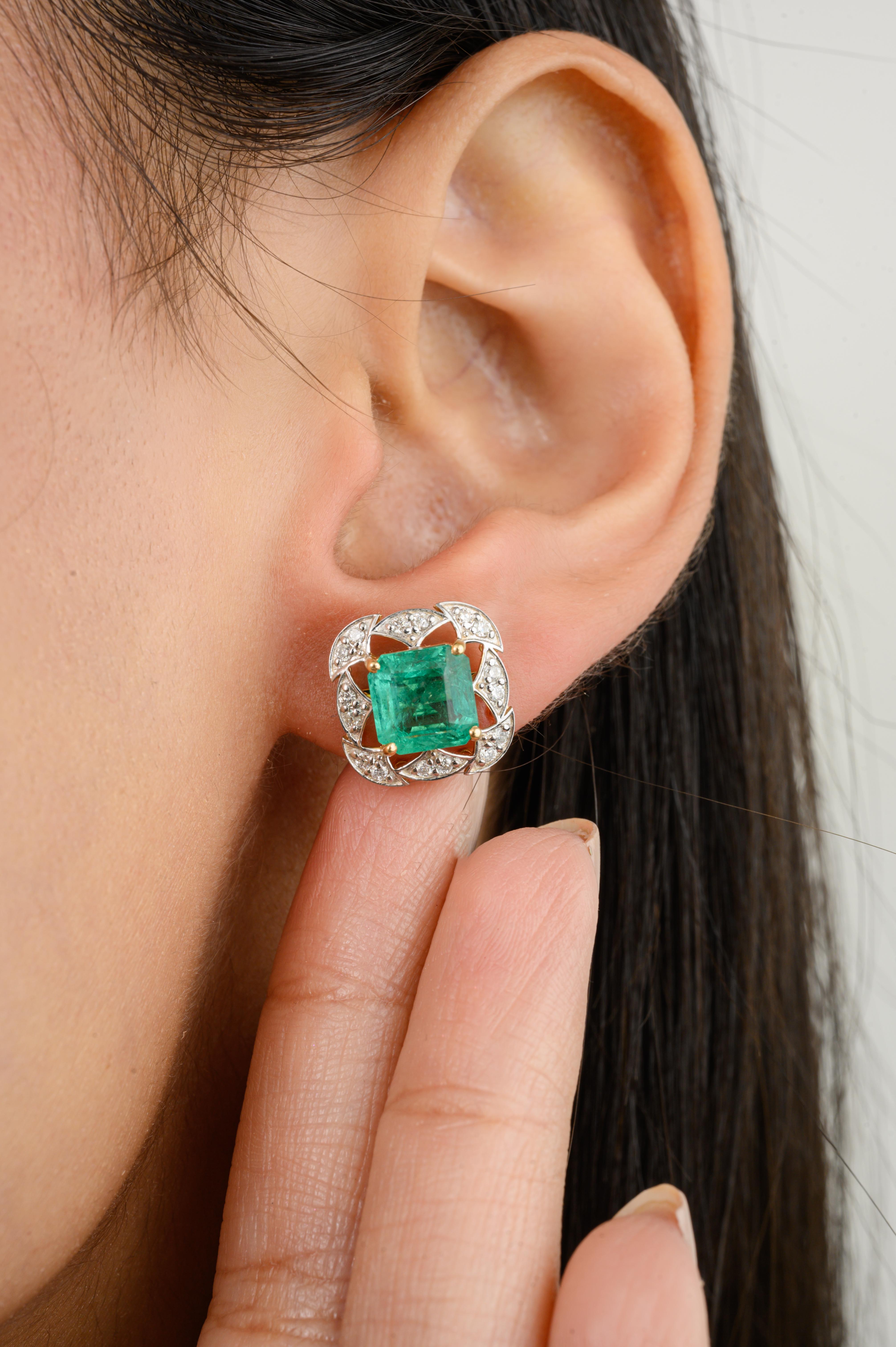 Women's 3.18 Carats Cushion Emerald Diamond Statement Stud Earrings in 18k Yellow Gold For Sale