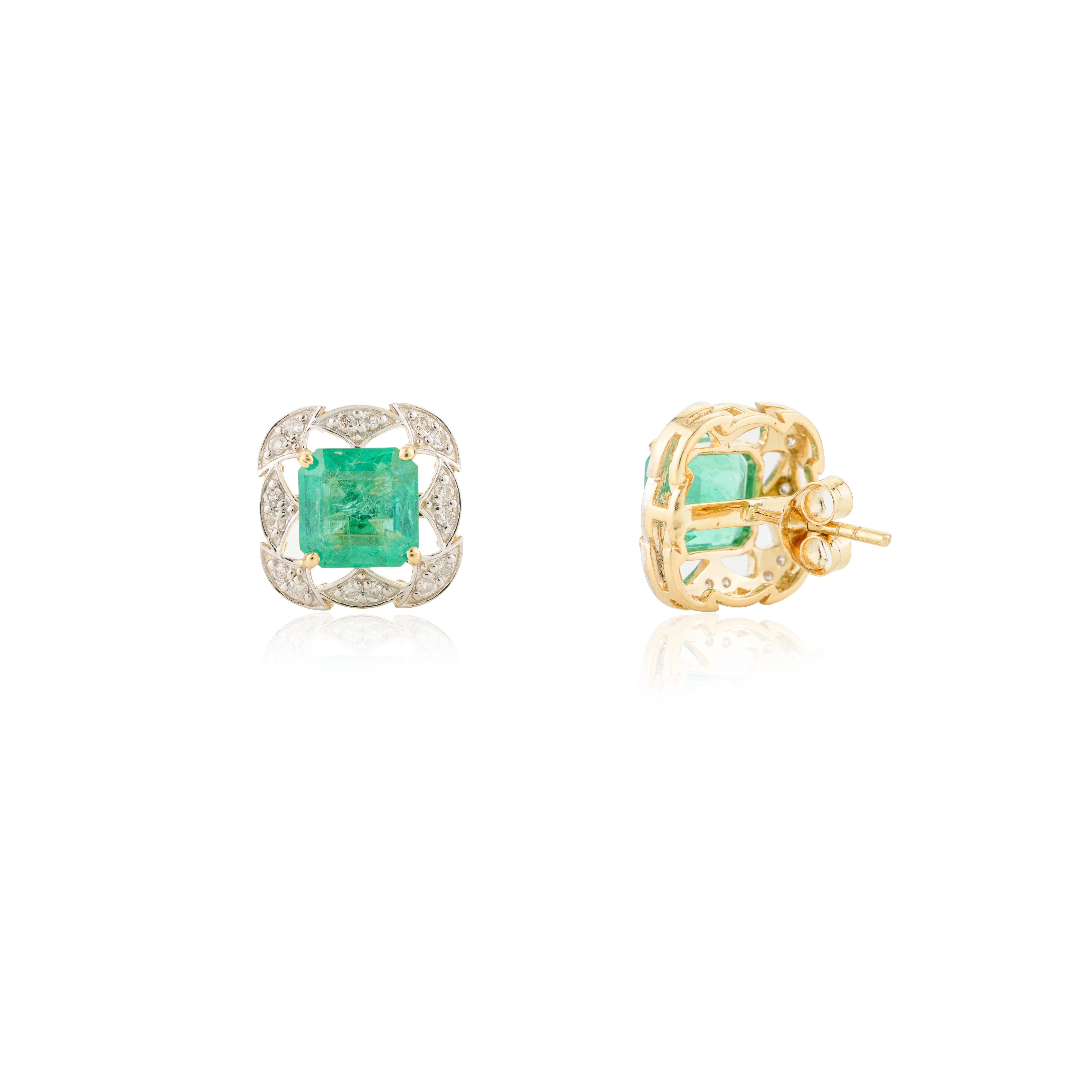 3.18 Carats Cushion Emerald Diamond Statement Stud Earrings in 18k Yellow Gold For Sale 1