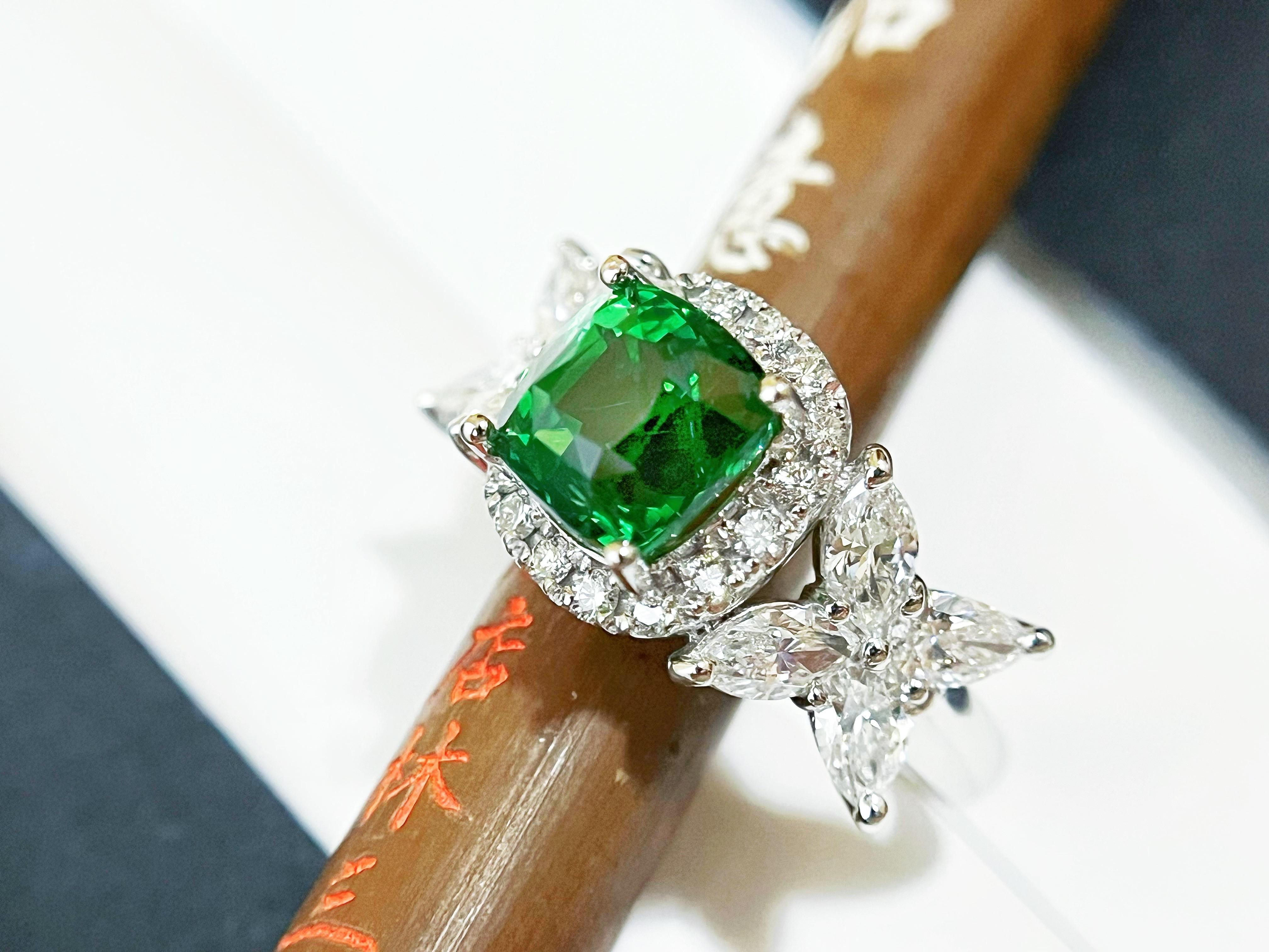 3,18 carati di tsavorite naturale certificata, di colore verde intenso e quasi pulita, Anello in oro 18 carati in vendita 4