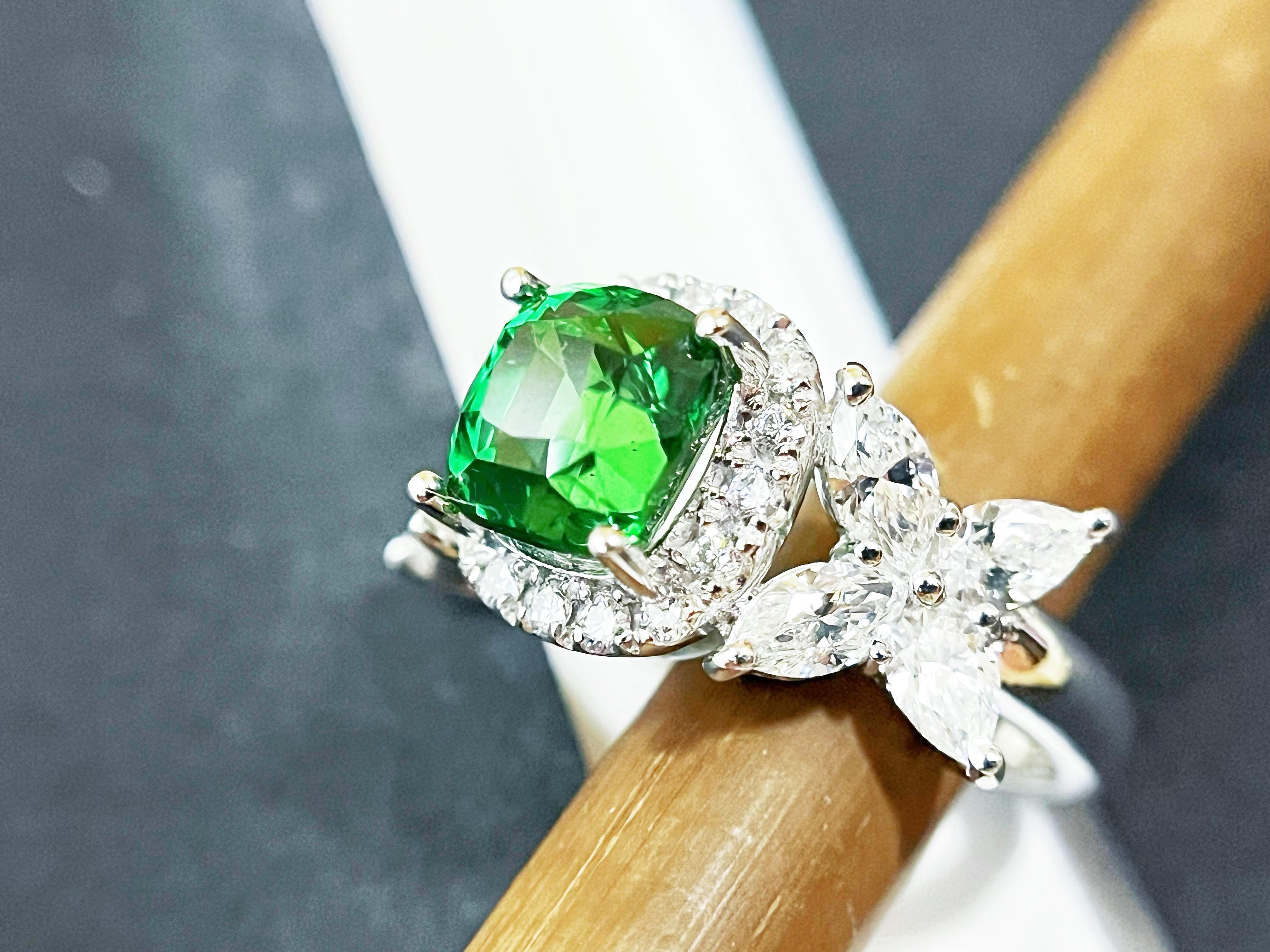 3,18 carati di tsavorite naturale certificata, di colore verde intenso e quasi pulita, Anello in oro 18 carati in vendita 5