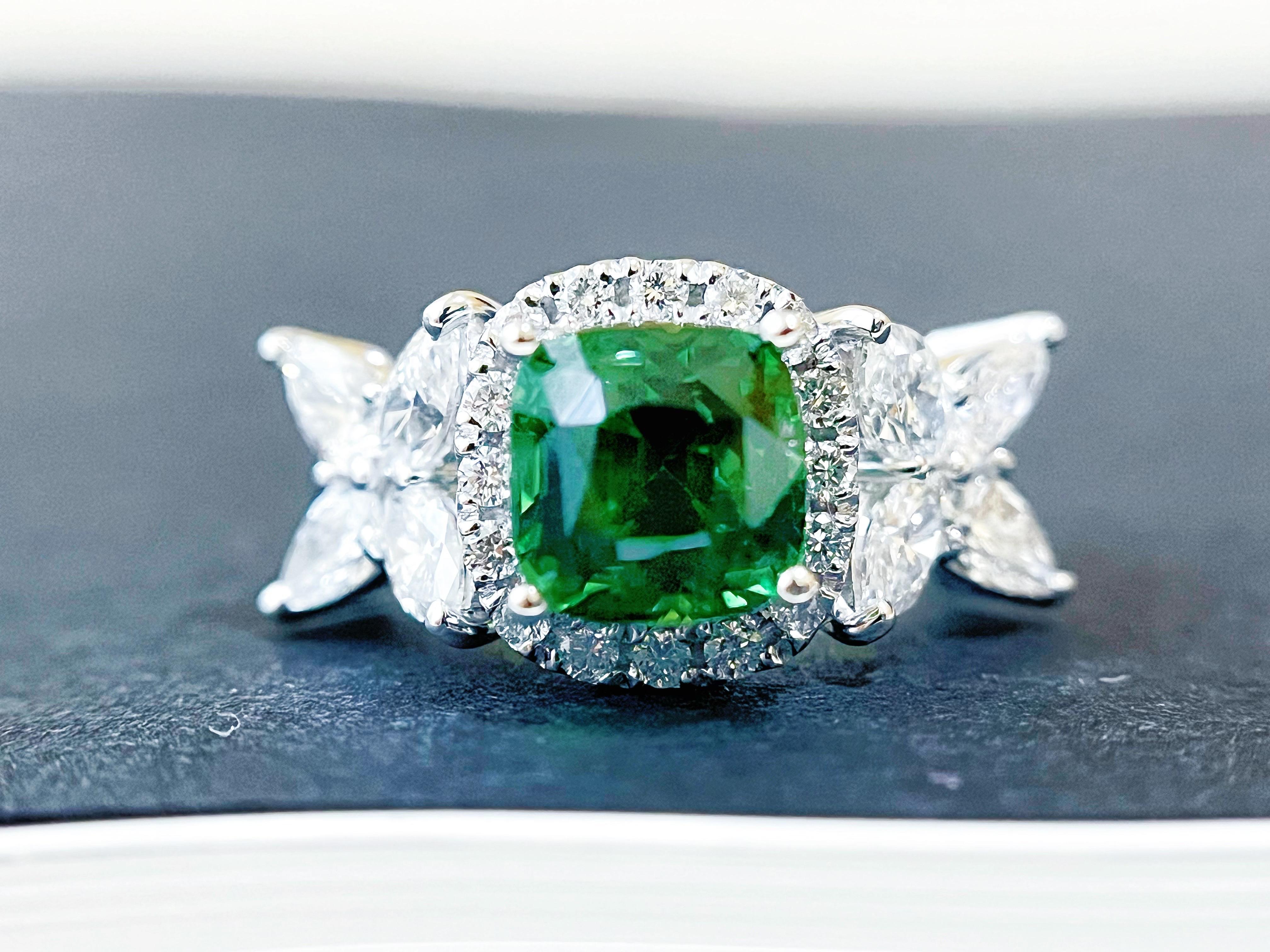 3,18 carati di tsavorite naturale certificata, di colore verde intenso e quasi pulita, Anello in oro 18 carati in vendita 7