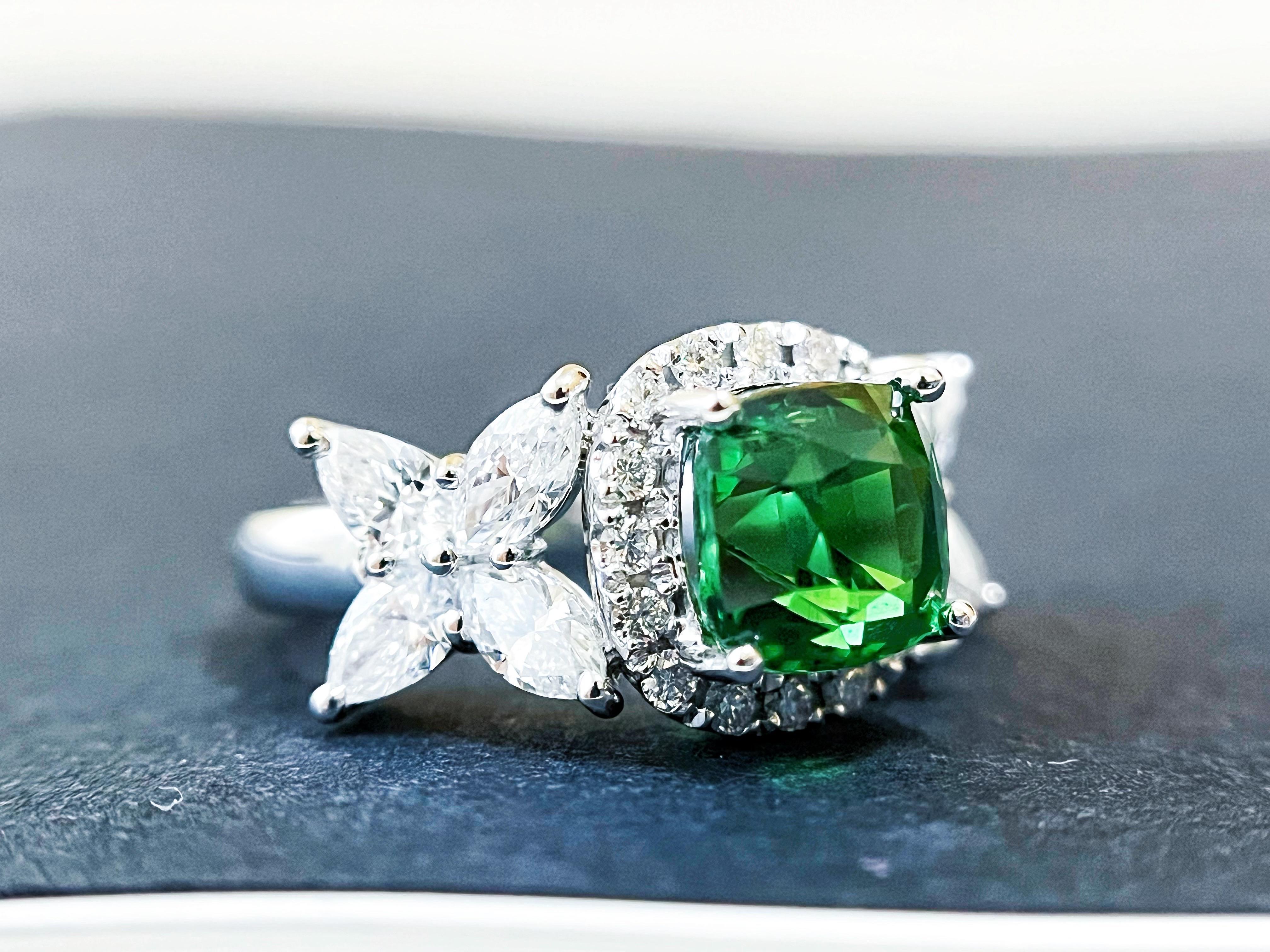 3,18 carati di tsavorite naturale certificata, di colore verde intenso e quasi pulita, Anello in oro 18 carati in vendita 8