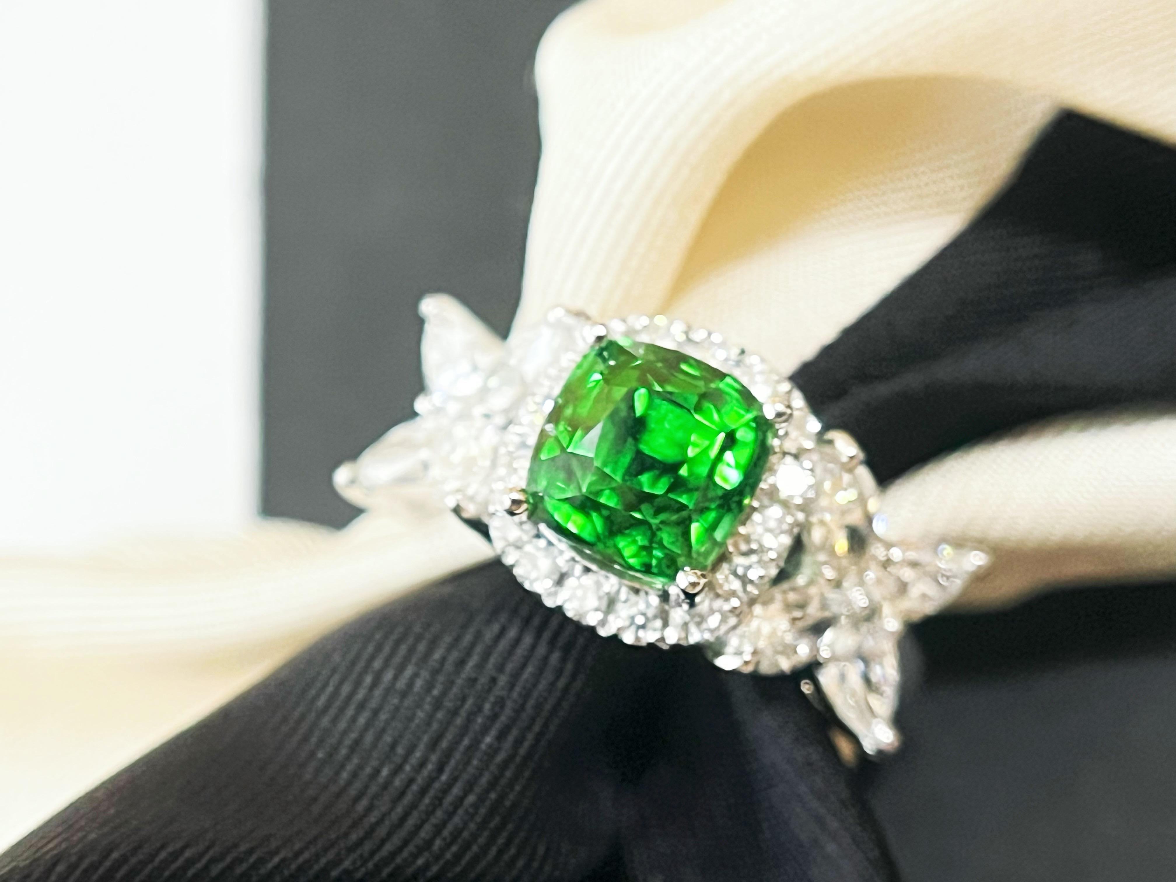 Preparati a rimanere ipnotizzato dallo splendido anello di tsavorite verde vivida naturale che vanta ben 3,18 carati, un reperto raro che farà sicuramente girare la testa. Questo squisito pezzo è realizzato in oro 18 carati e diamanti, creando uno