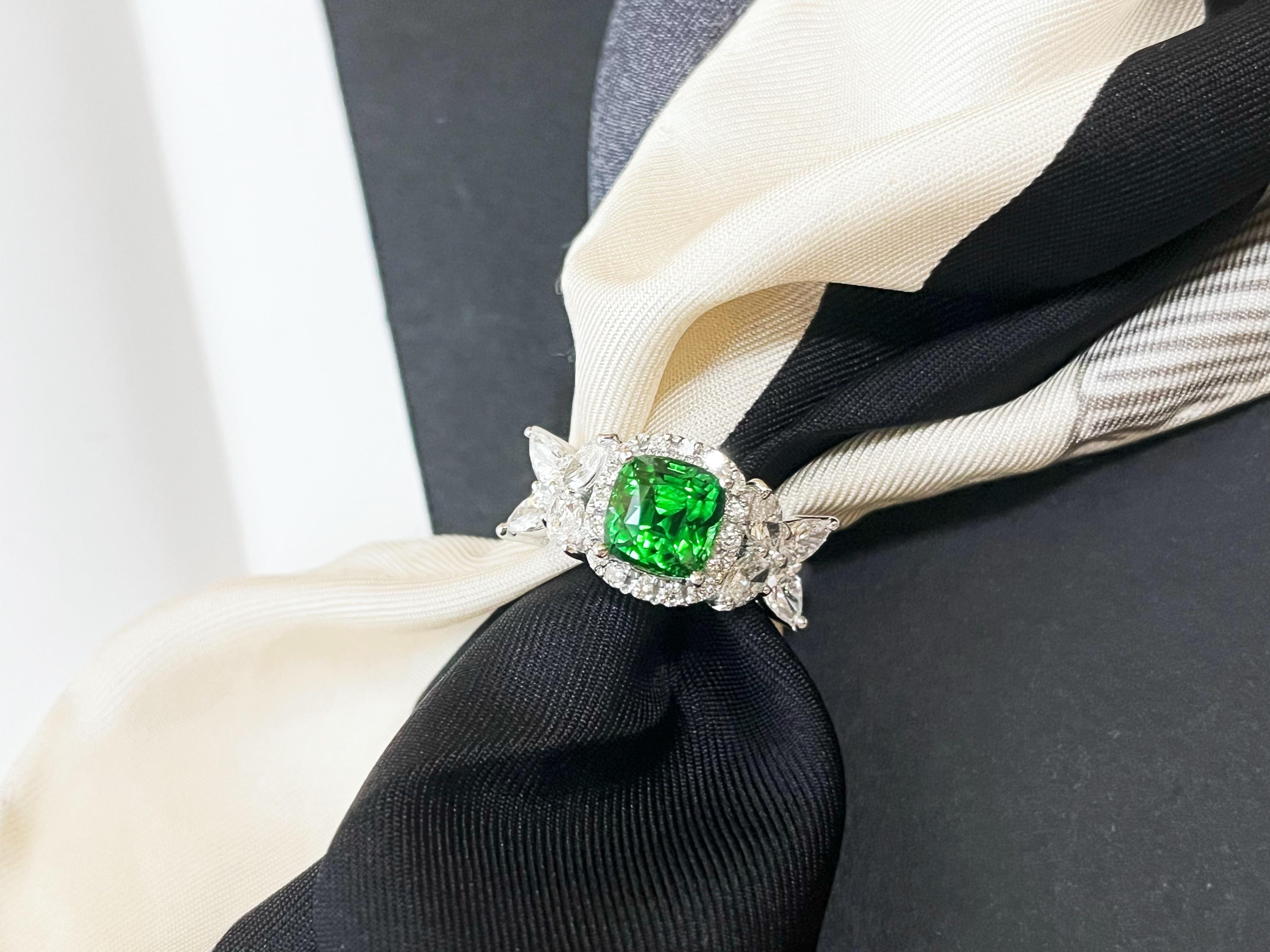 Art Déco 3,18 carati di tsavorite naturale certificata, di colore verde intenso e quasi pulita, Anello in oro 18 carati in vendita