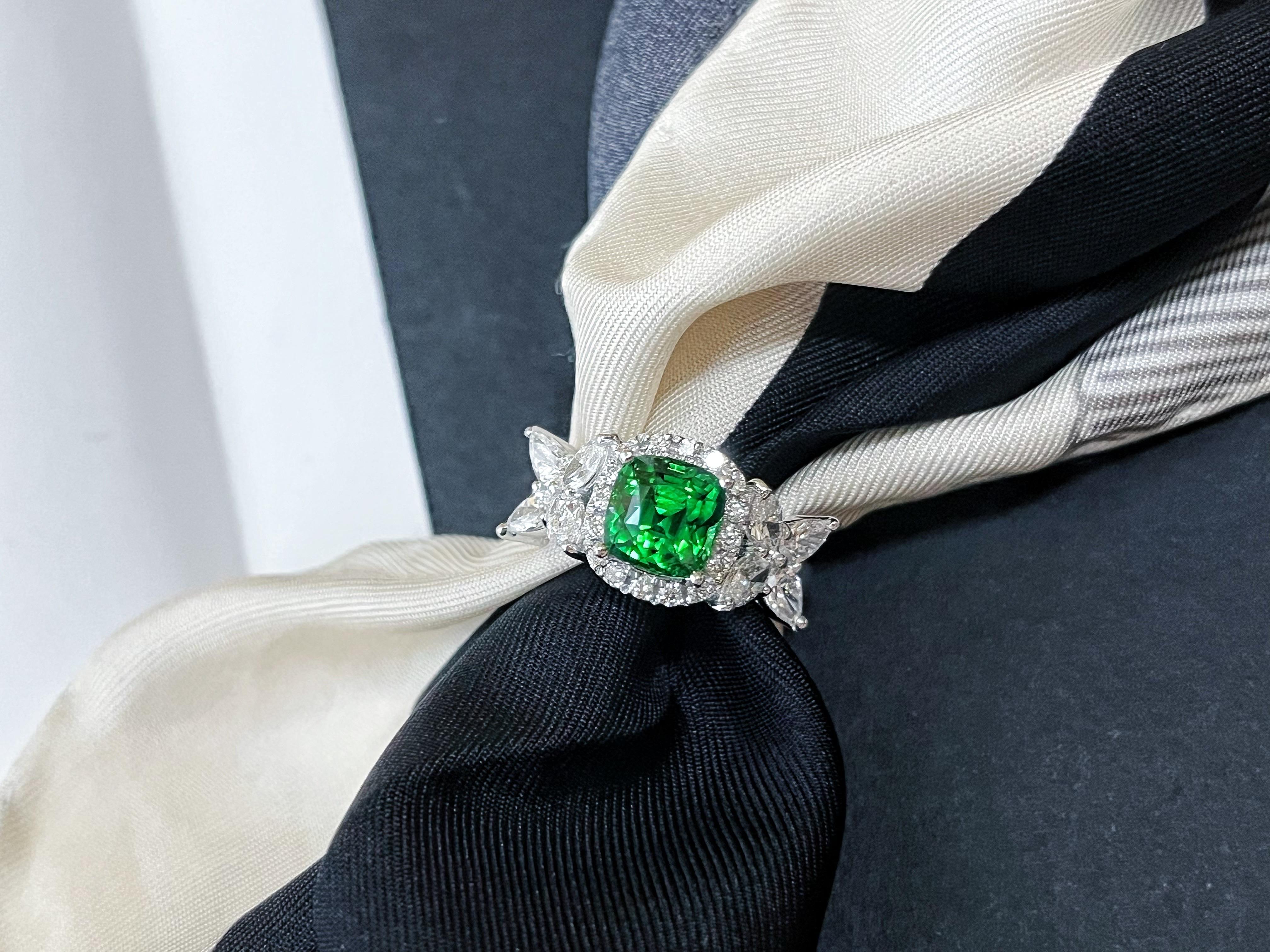 Ottagono 3,18 carati di tsavorite naturale certificata, di colore verde intenso e quasi pulita, Anello in oro 18 carati in vendita