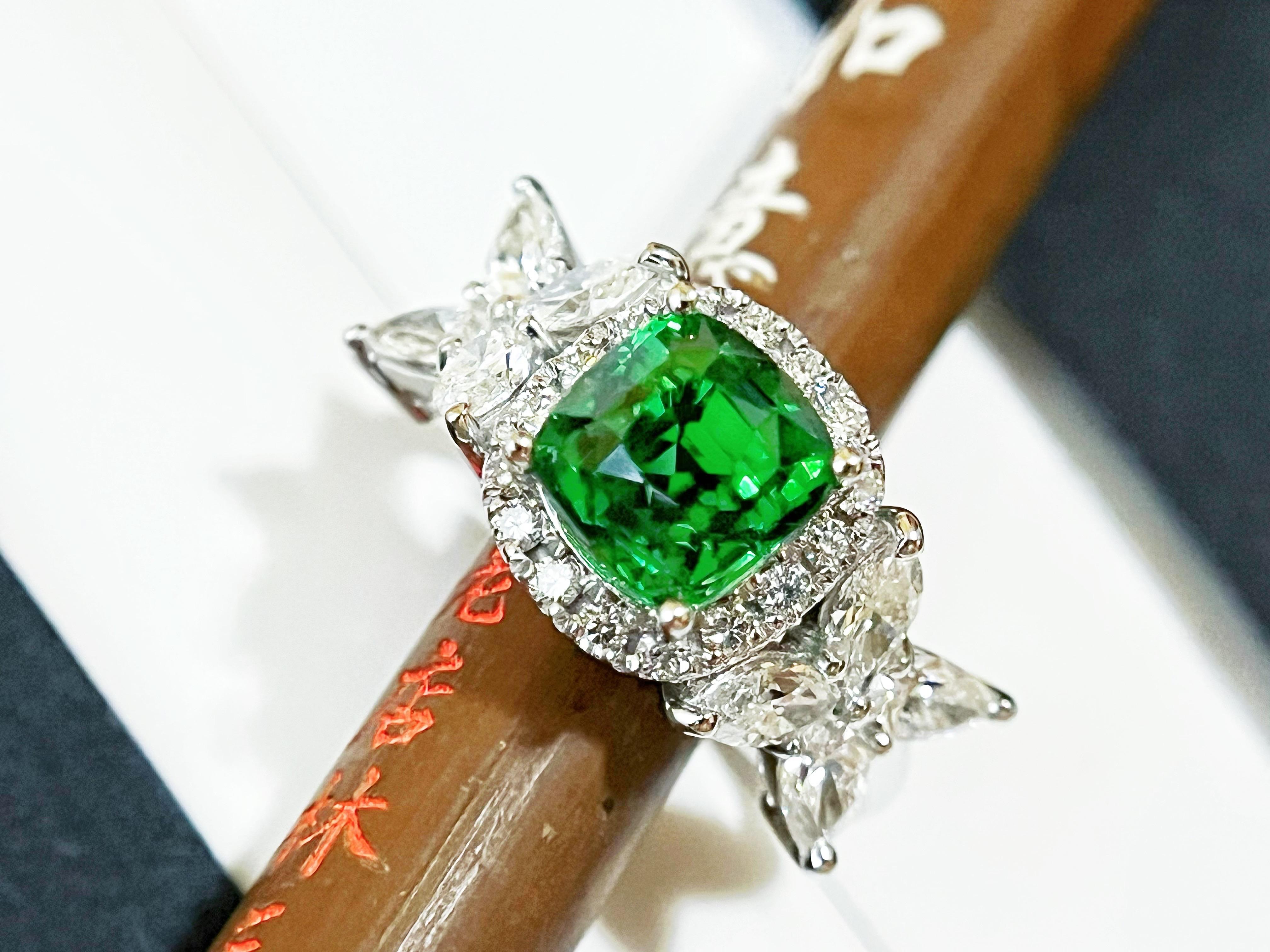 3,18 carati di tsavorite naturale certificata, di colore verde intenso e quasi pulita, Anello in oro 18 carati In condizioni Nuovo in vendita a Kowloon, HK