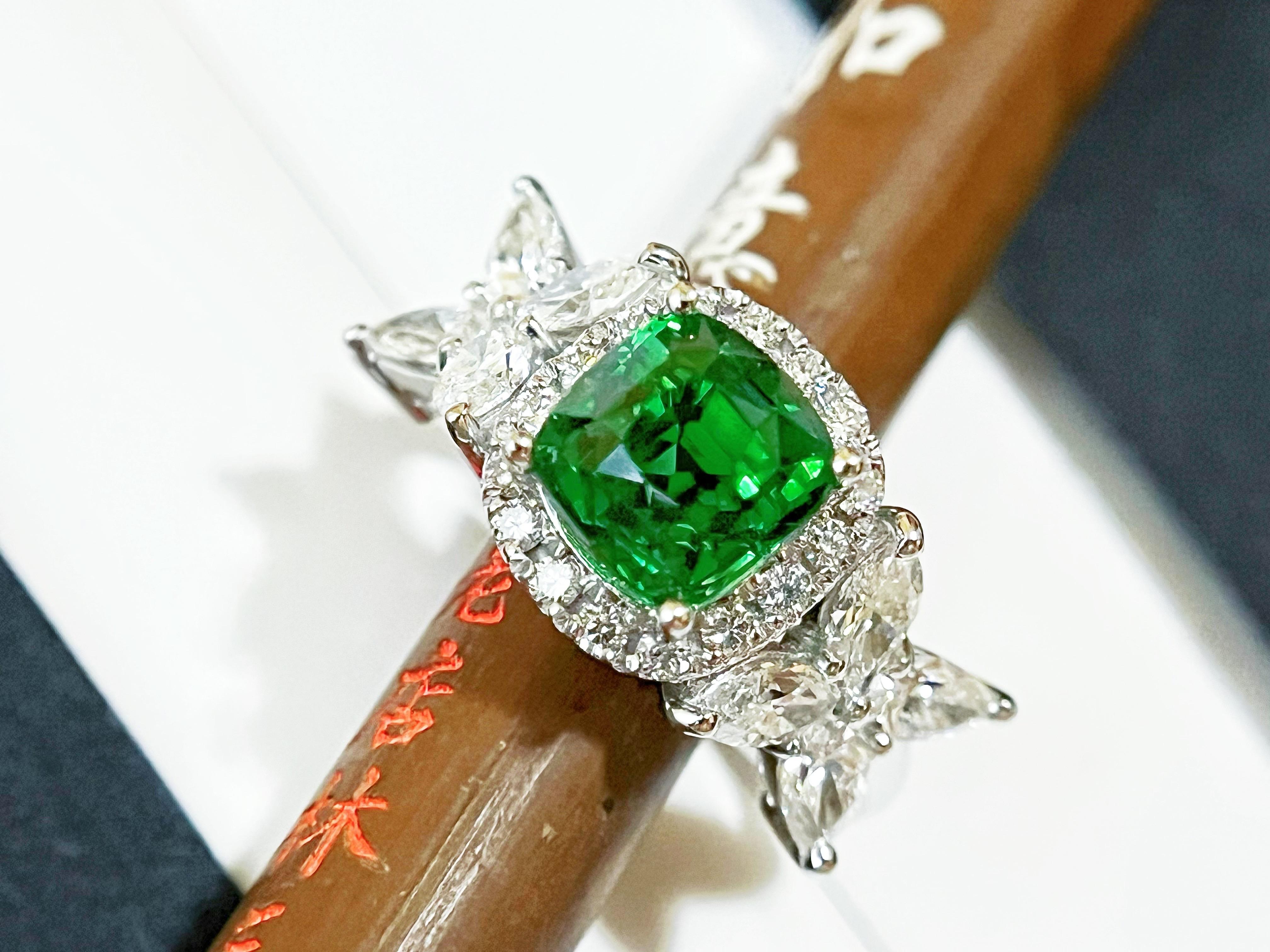 3,18 carati di tsavorite naturale certificata, di colore verde intenso e quasi pulita, Anello in oro 18 carati in vendita 1
