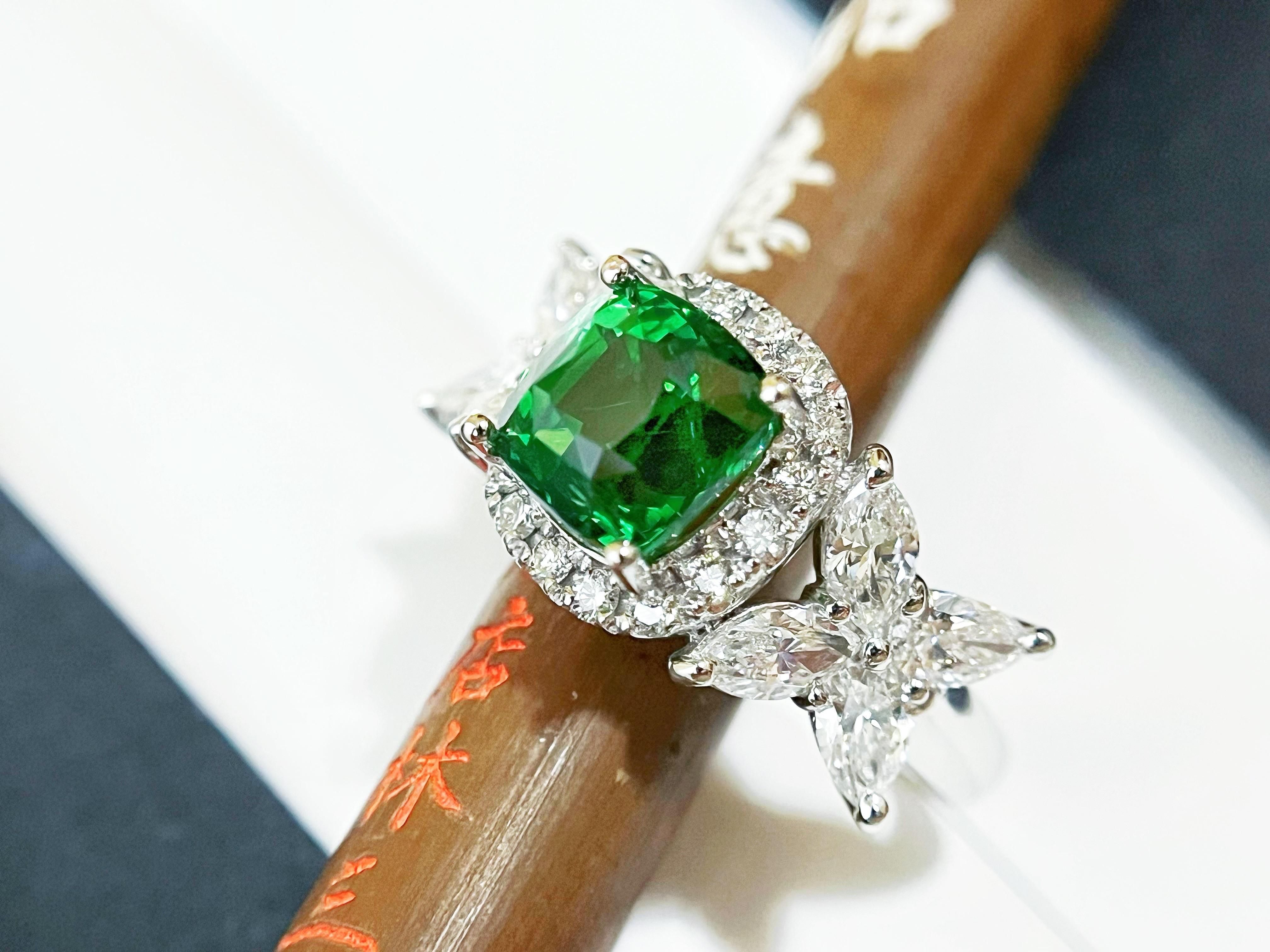 3,18 carati di tsavorite naturale certificata, di colore verde intenso e quasi pulita, Anello in oro 18 carati in vendita 3
