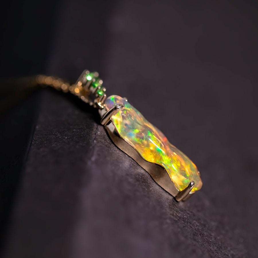 Brilliant Cut 3.18 ct Fire Opal, Tsavorite Pendant Necklace 18K Yellow Gold For Sale