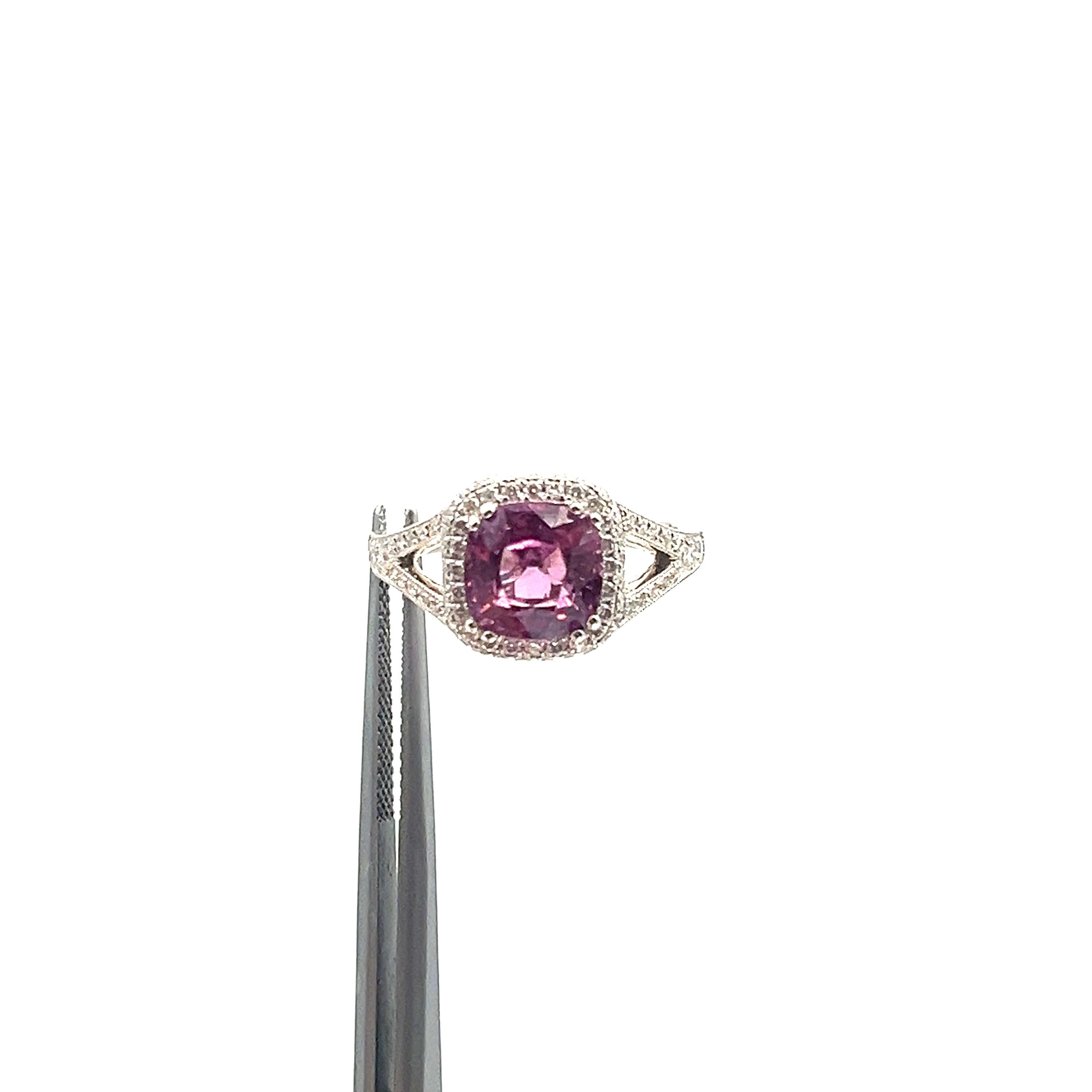 Women's or Men's 3.18 ct Natural Pink Sapphire & Diamond Ring  For Sale