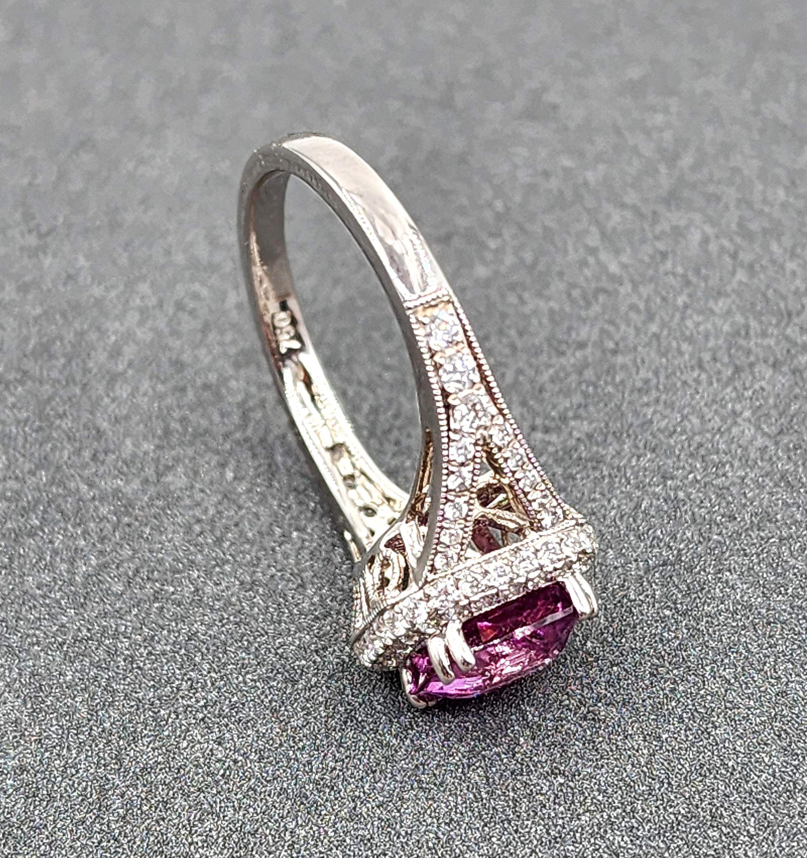 Women's or Men's 3.18 ct Natural Pink Sapphire & Diamond Ring For Sale