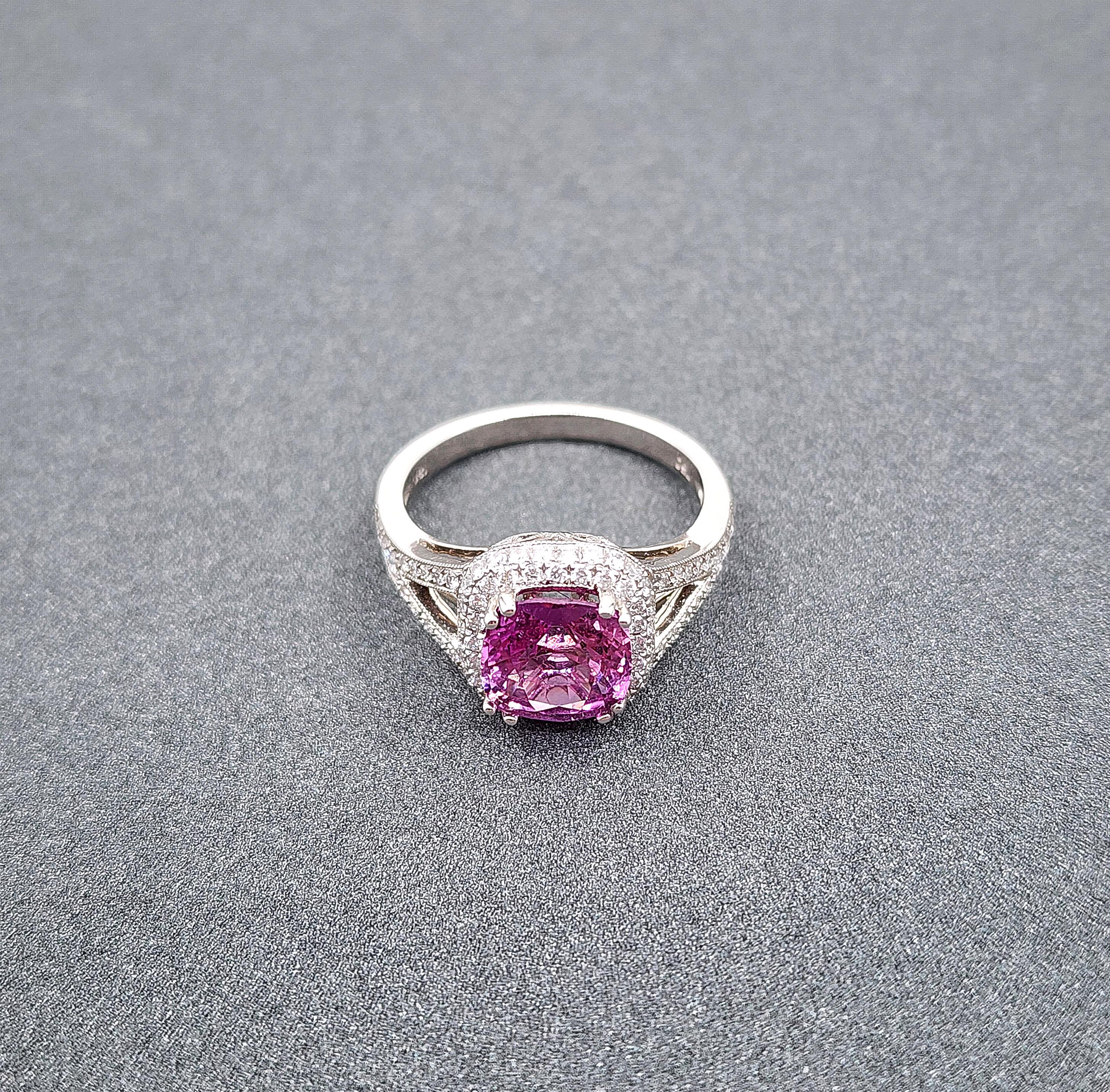 3.18 ct Natural Pink Sapphire & Diamond Ring For Sale 3