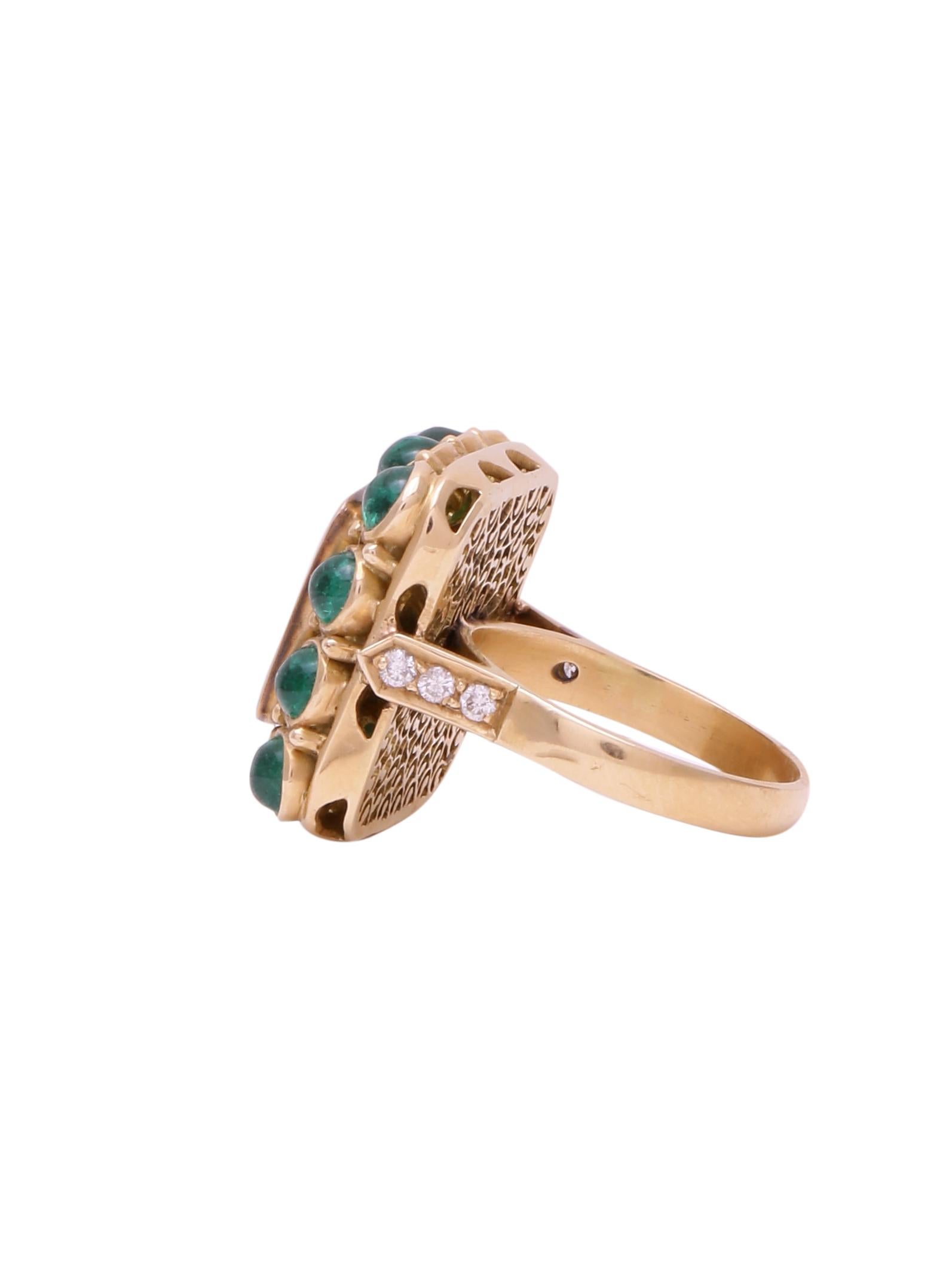 Rose Cut 2.24 cts Diamond Rosecut and Emerald Round Cabochon Ring Handcrafted in 18k Gold For Sale