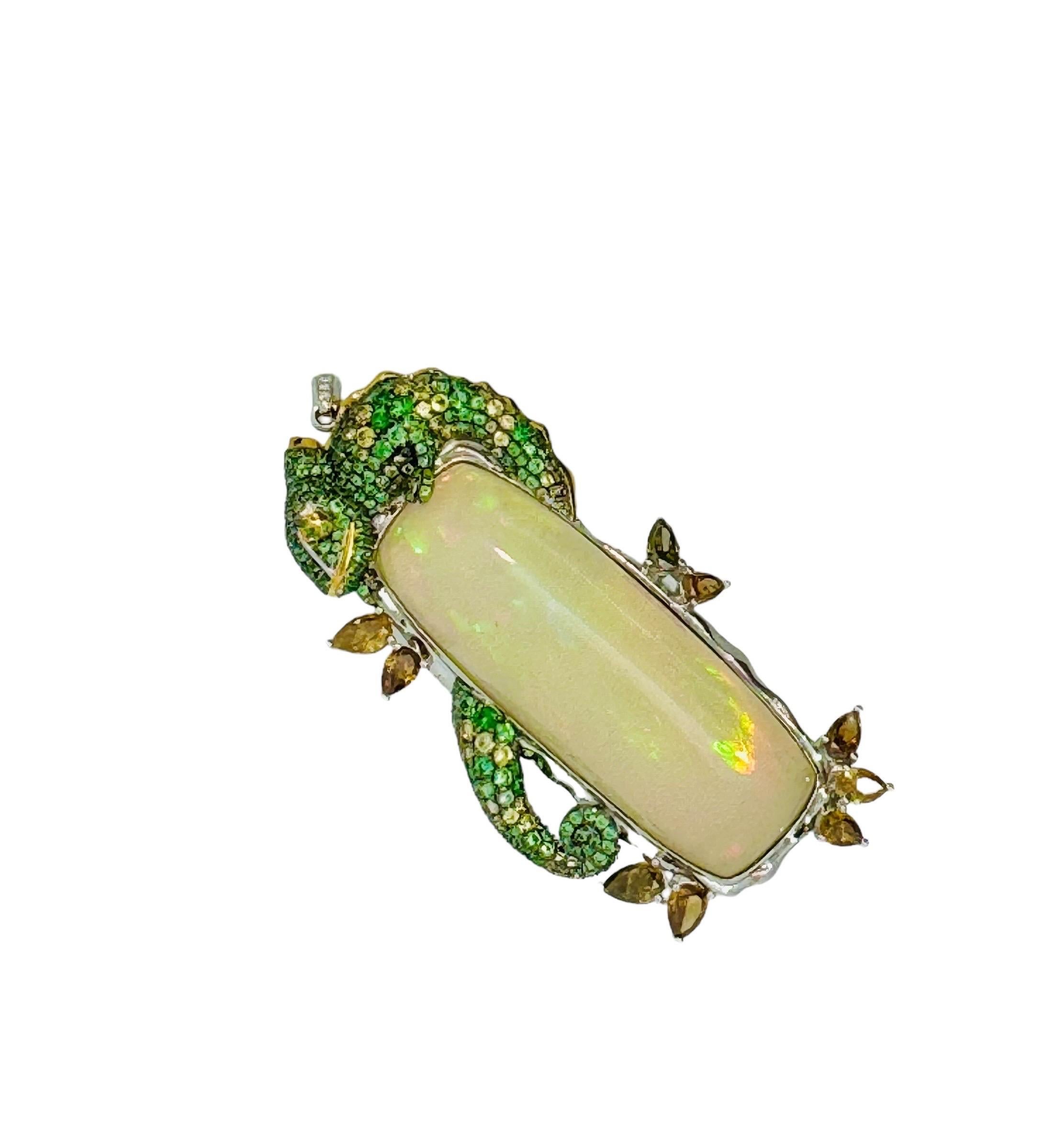 Pendentif Chameleon en opale 31,84 carats avec diamants, saphirs et tsavorites Unisexe en vente