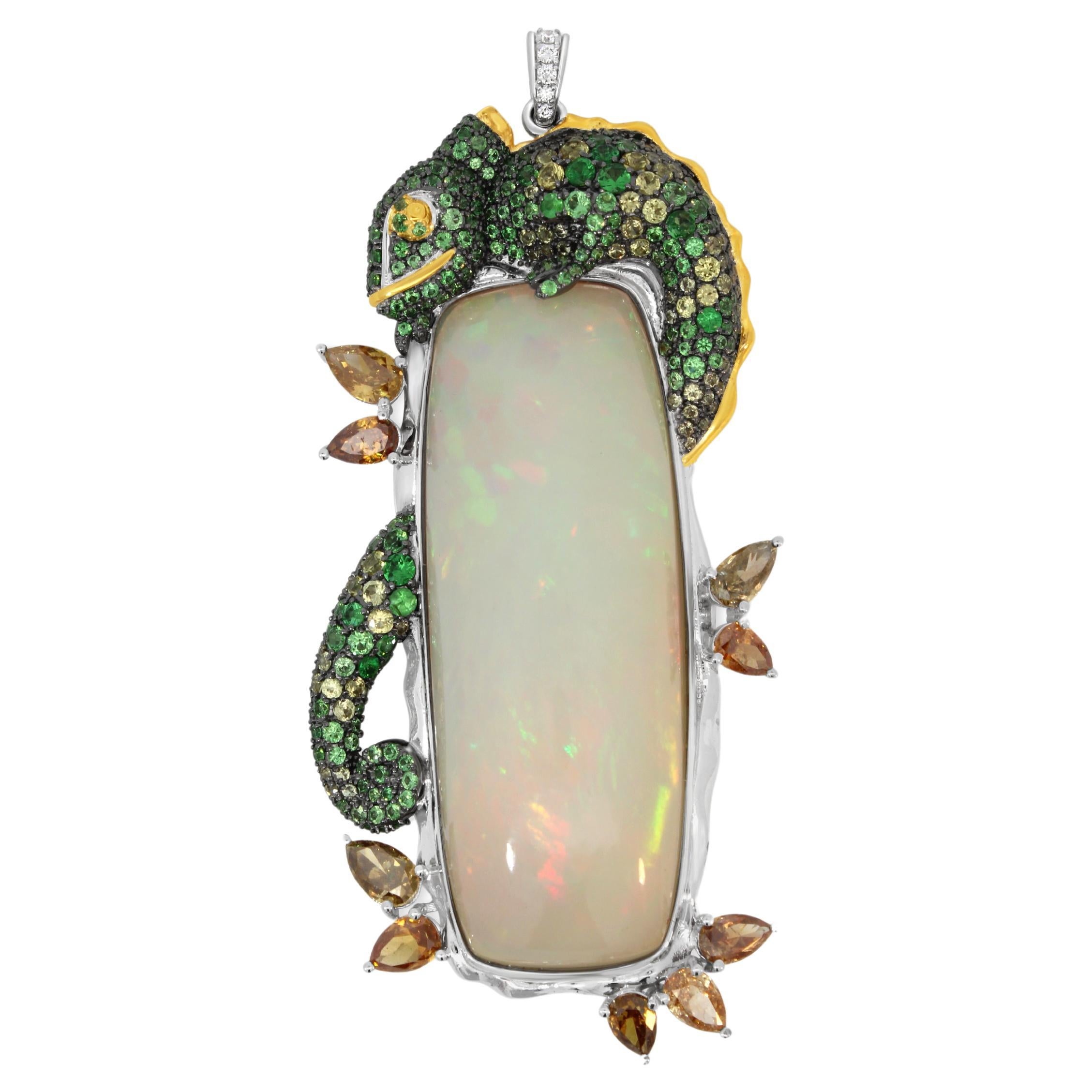 Ce pendentif captivant est une véritable pièce d'apparat.
L'opale naturelle de 31,84 carats, scintillante avec un jeu de couleurs éthéré, est le point focal éblouissant. Un lézard caméléon, méticuleusement réalisé en grenat vert et saphir jaune,