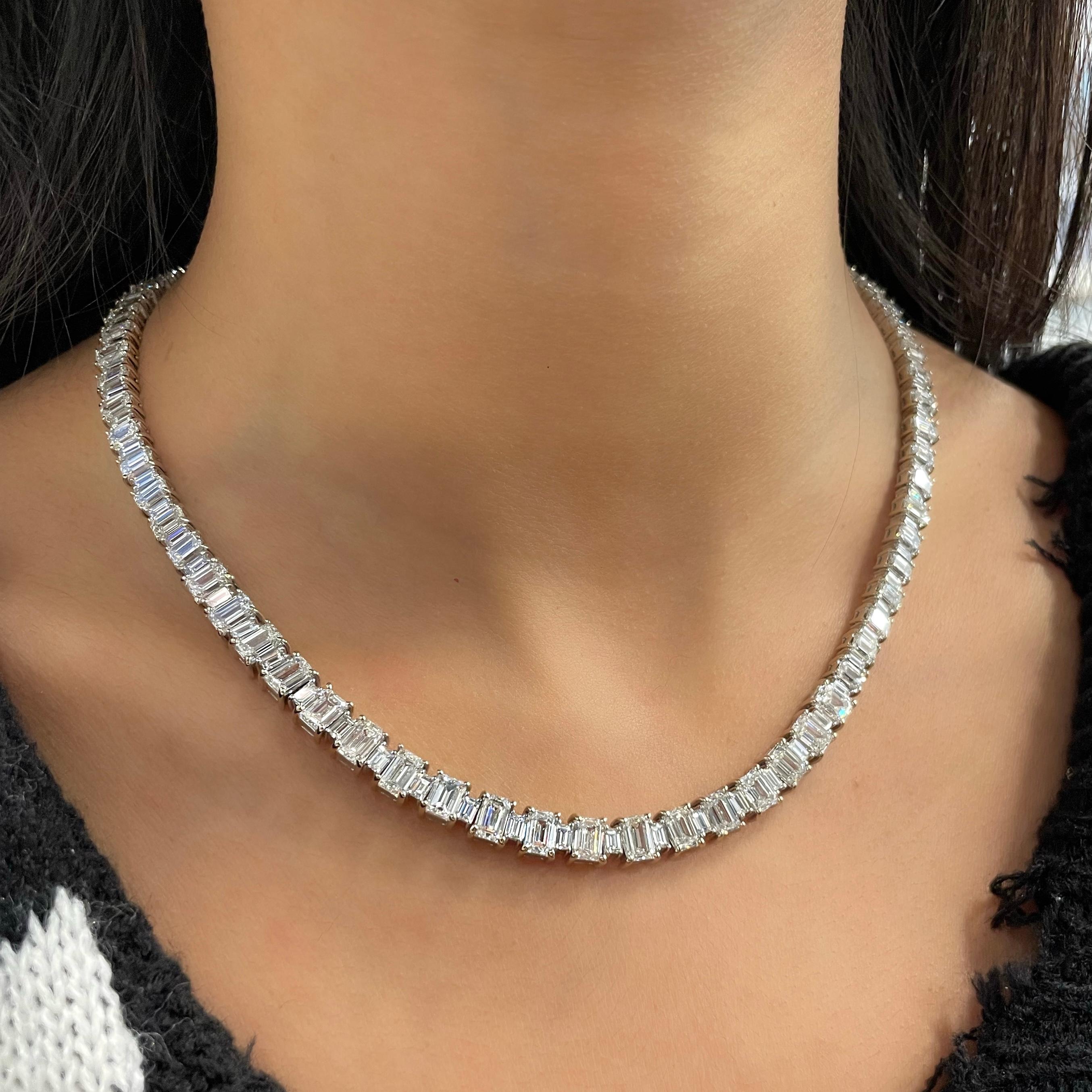 31.84 Karat Smaragdschliff & Baguette-Diamant-Halskette im Zustand „Neu“ in Chicago, IL