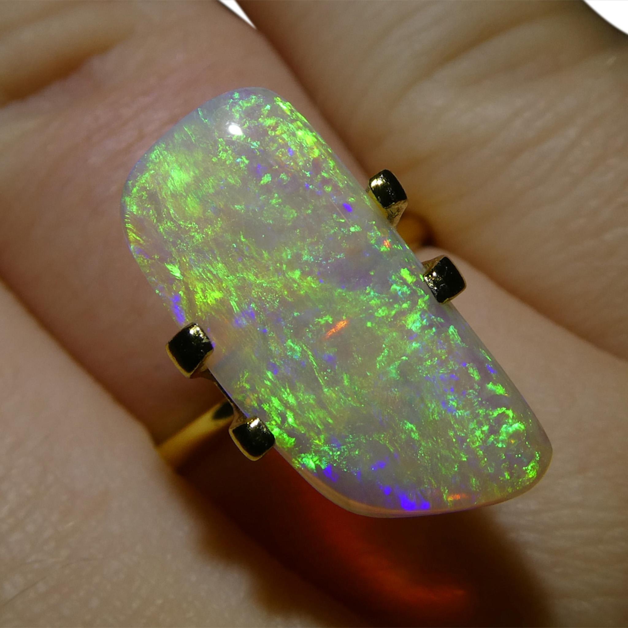 Opale bianco cabochon a forma libera di 3.18ct dall'Australia in vendita 8