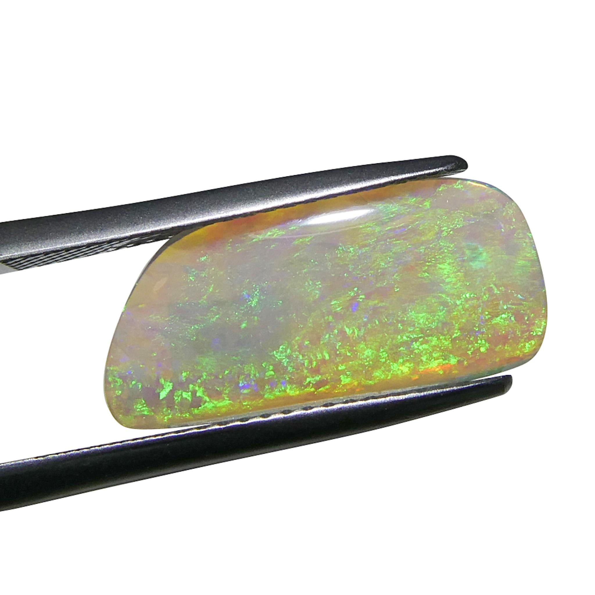 Opale bianco cabochon a forma libera di 3.18ct dall'Australia In condizioni Nuovo in vendita a Toronto, Ontario