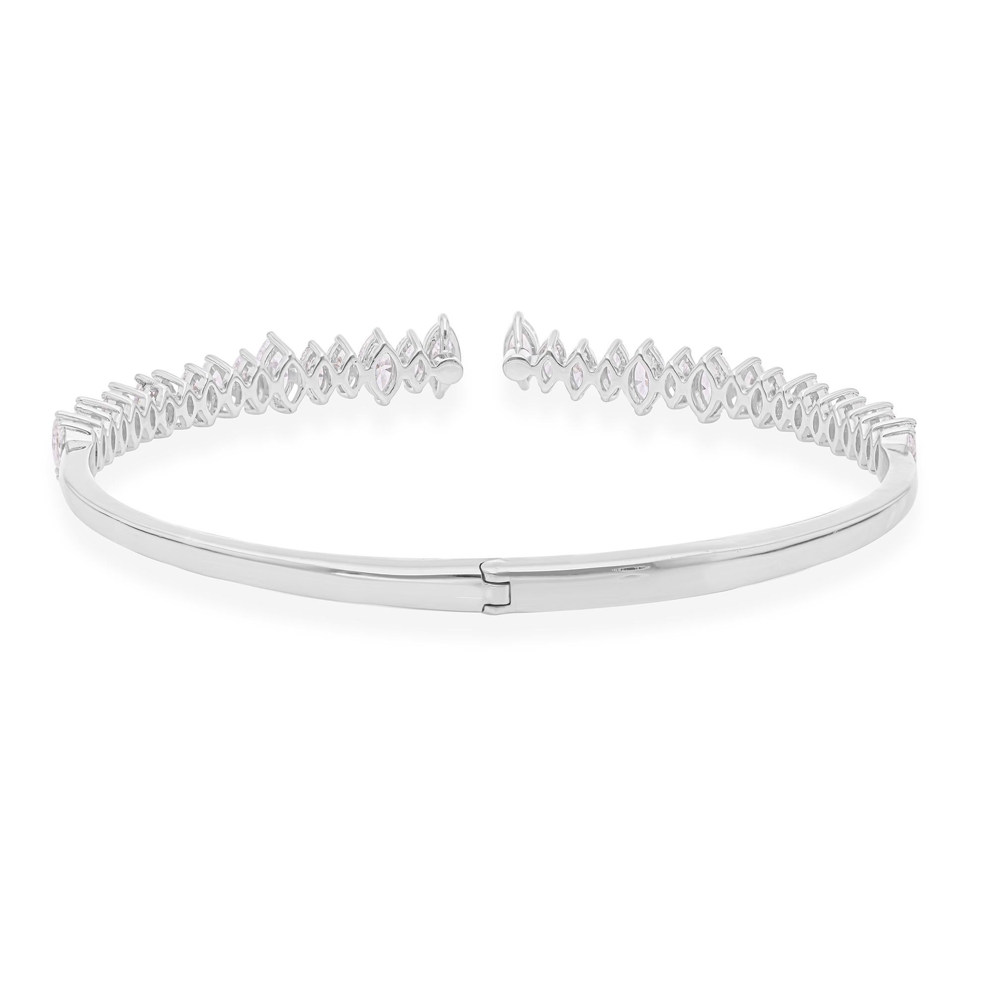 Bracciale aperto impilabile con diamanti taglio marquise da 3,18 carati, oro 18 carati In condizioni Nuovo in vendita a Diera, Dubai