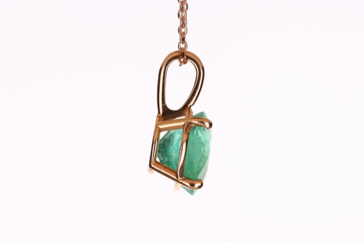 Le collier présenté est un solitaire classique d'émeraude colombienne en or rose 14 carats. Ce magnifique pendentif solitaire porte une émeraude ronde de 3,19 carats dans une monture à quatre branches. Entièrement facettée, cette pierre précieuse