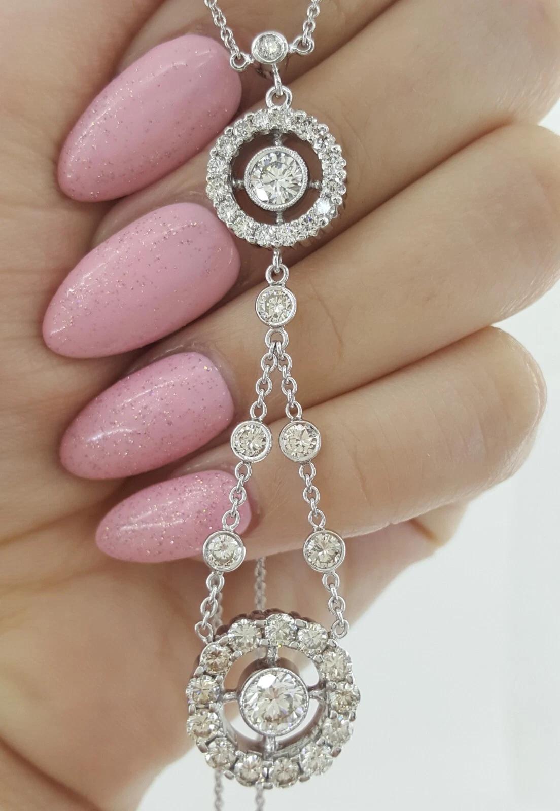 Una raffinata interpretazione del glamour senza tempo: questa affascinante collana a goccia a Y è meticolosamente realizzata in oro bianco 14K e incastonata con un totale di 3,19 carati di diamanti naturali a taglio brillante. Disegnato con una