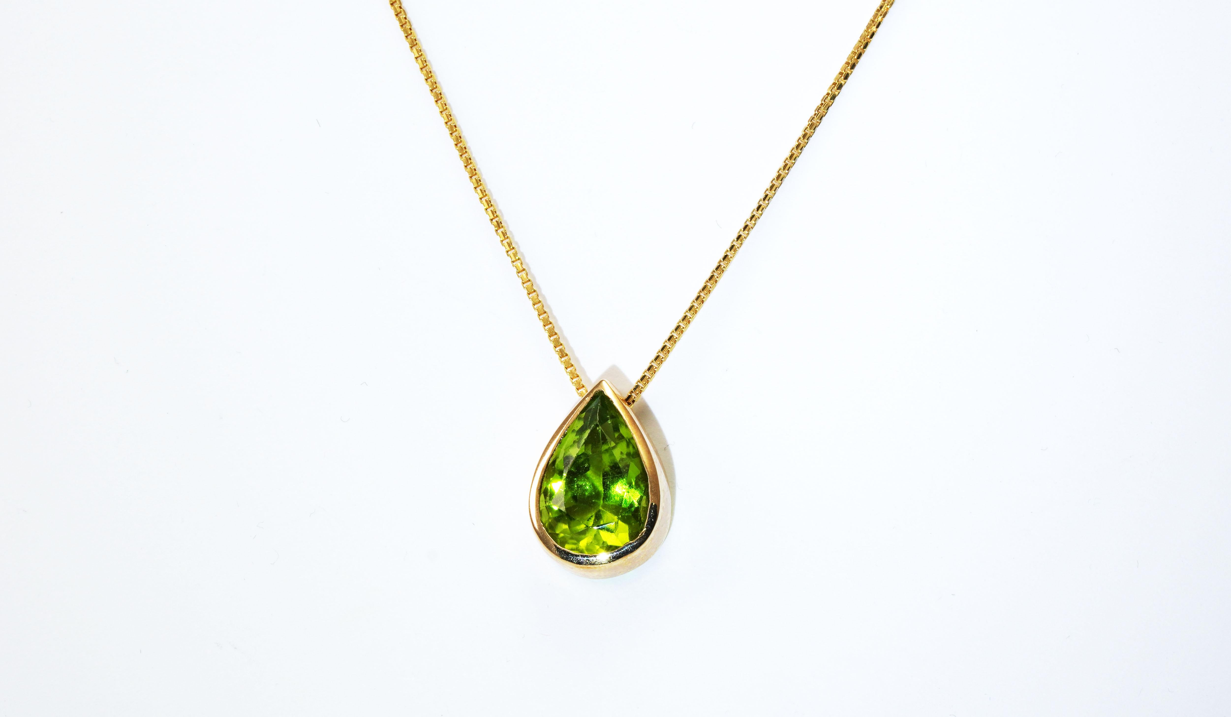 14 kt Gold Necklace with Peridot
Gold color: Yellow
Dimensions: 42 cm Width
Total weight: 3.22 grams

Set with:
- Peridot
Cut: Pear
total weight: 3.19 ct
Colour: Green