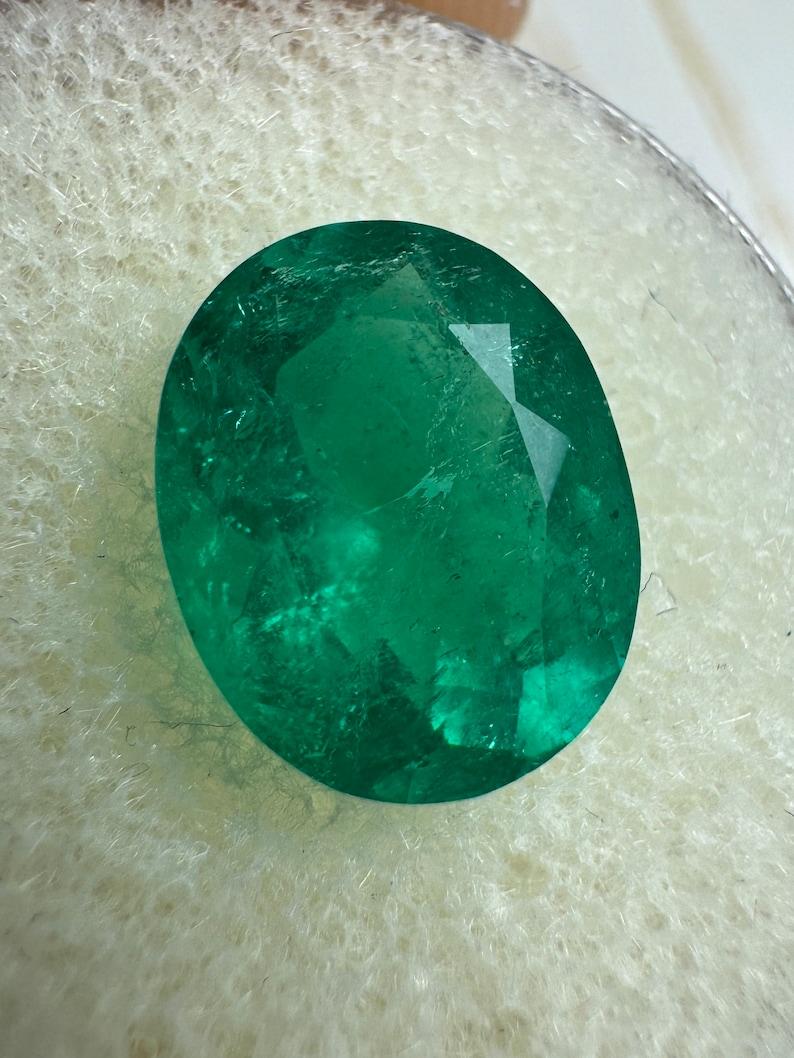 Piedra: Esmeralda
Peso: 3,19 quilates
Forma: Corte Oval
Claridad: Transparente
Lustre: Muy bueno
Color: Verde Muzo
Medidas: 10,61 mm x 8,57 mm x 6,18 mm
Origen geográfico: Colombia
Tratamiento: Natural, Engrasado

Observaciones: Debido a sus