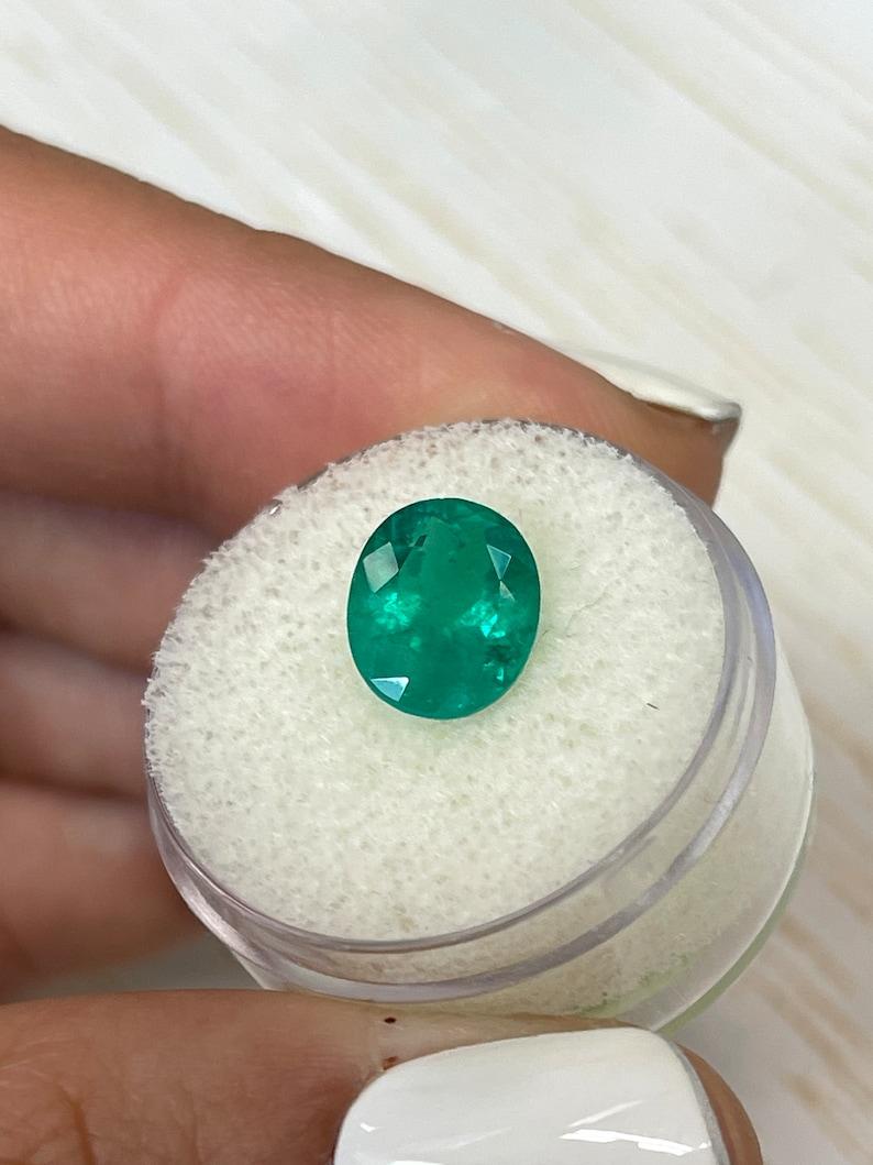 3.19 Quilates Esmeralda Verde Colombiana Muzo Talla Oval - Gema Natal de Mayo en Nuevo estado para la venta en Jupiter, FL