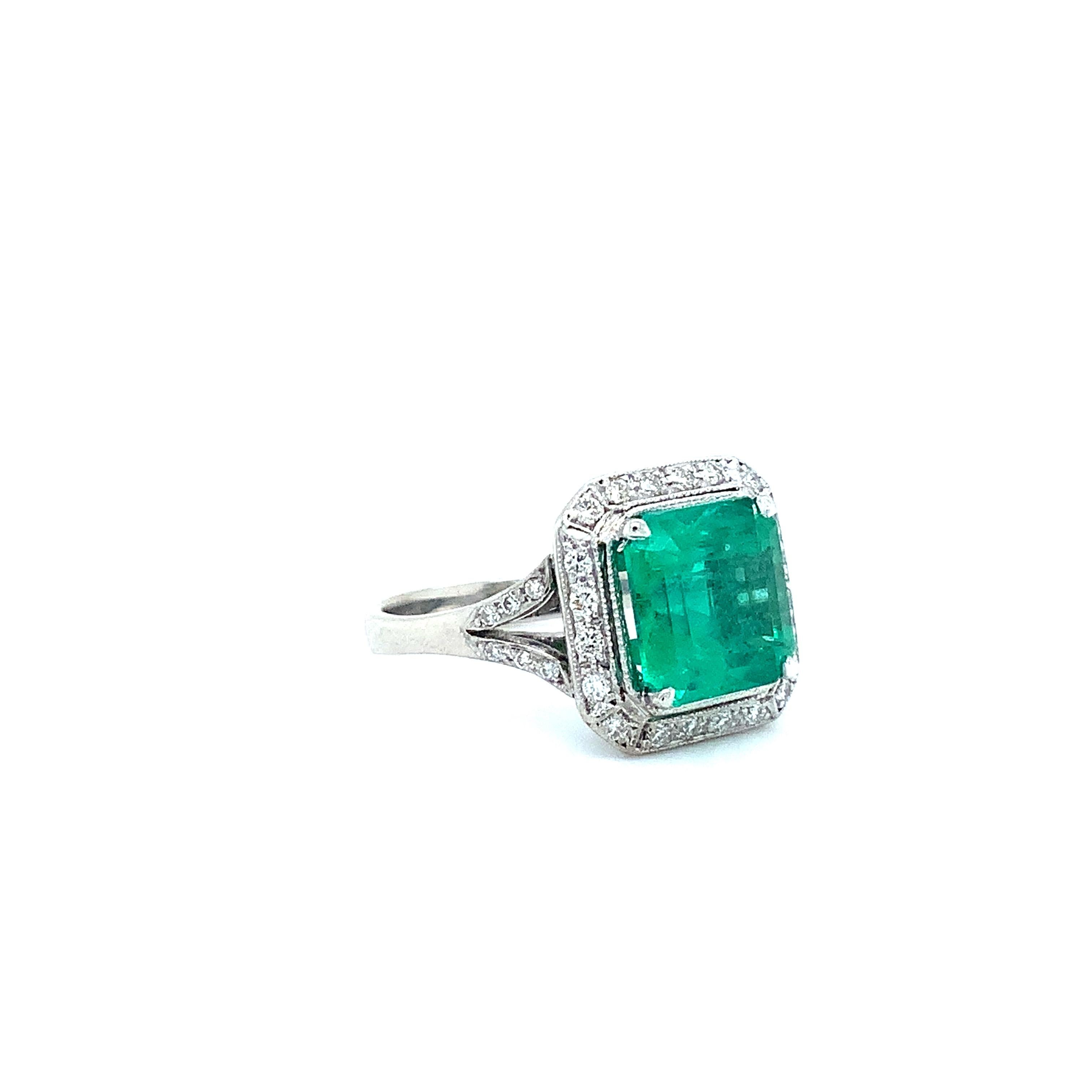 3.19 Carat Vintage Emerald and Diamond Ring Set in 18 Karat White Gold For Sale 4