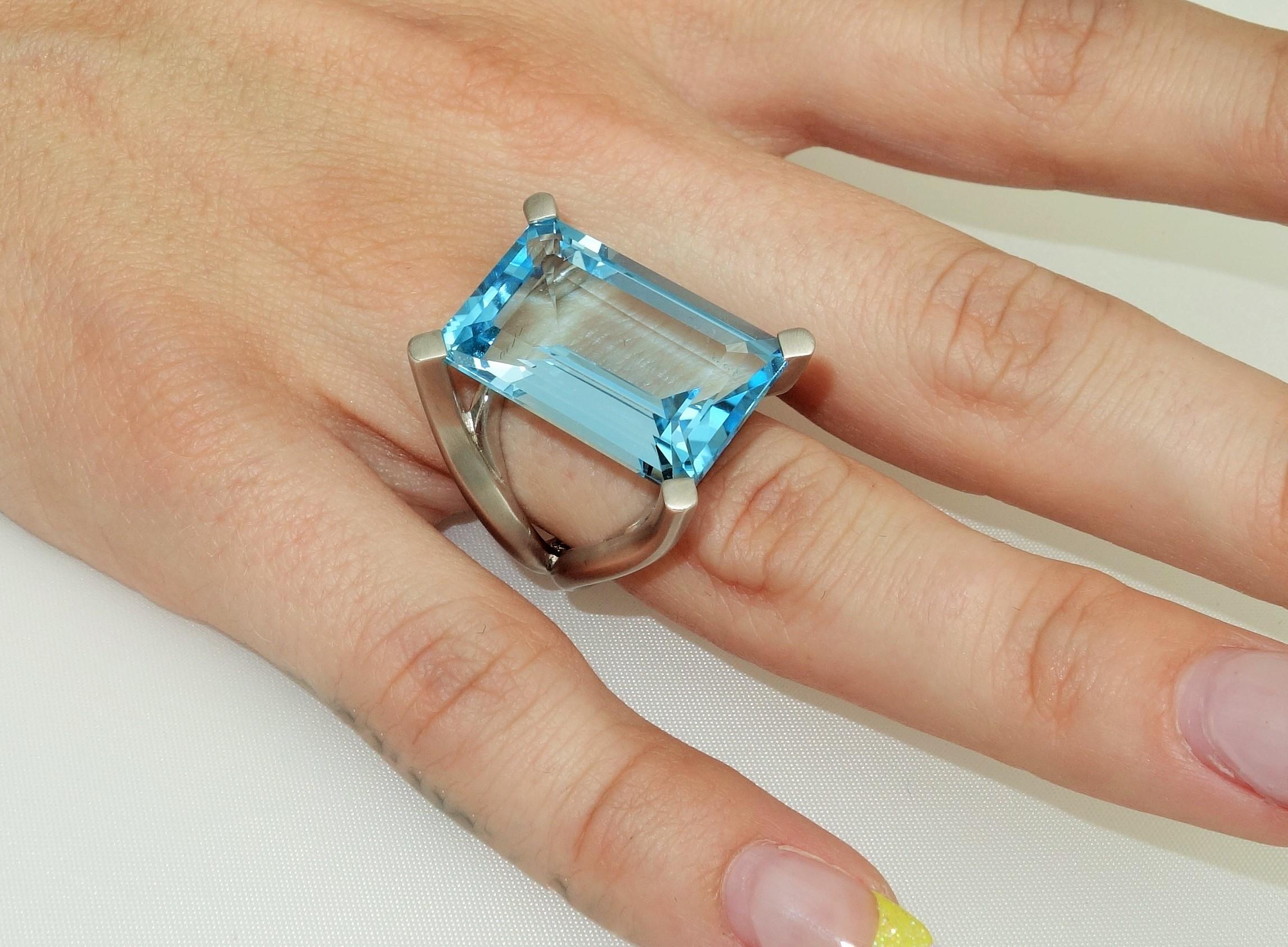 31.90 Carat Sky Blue Topaz Solitaire Cocktail Ring In New Condition For Sale In Montreal, QC