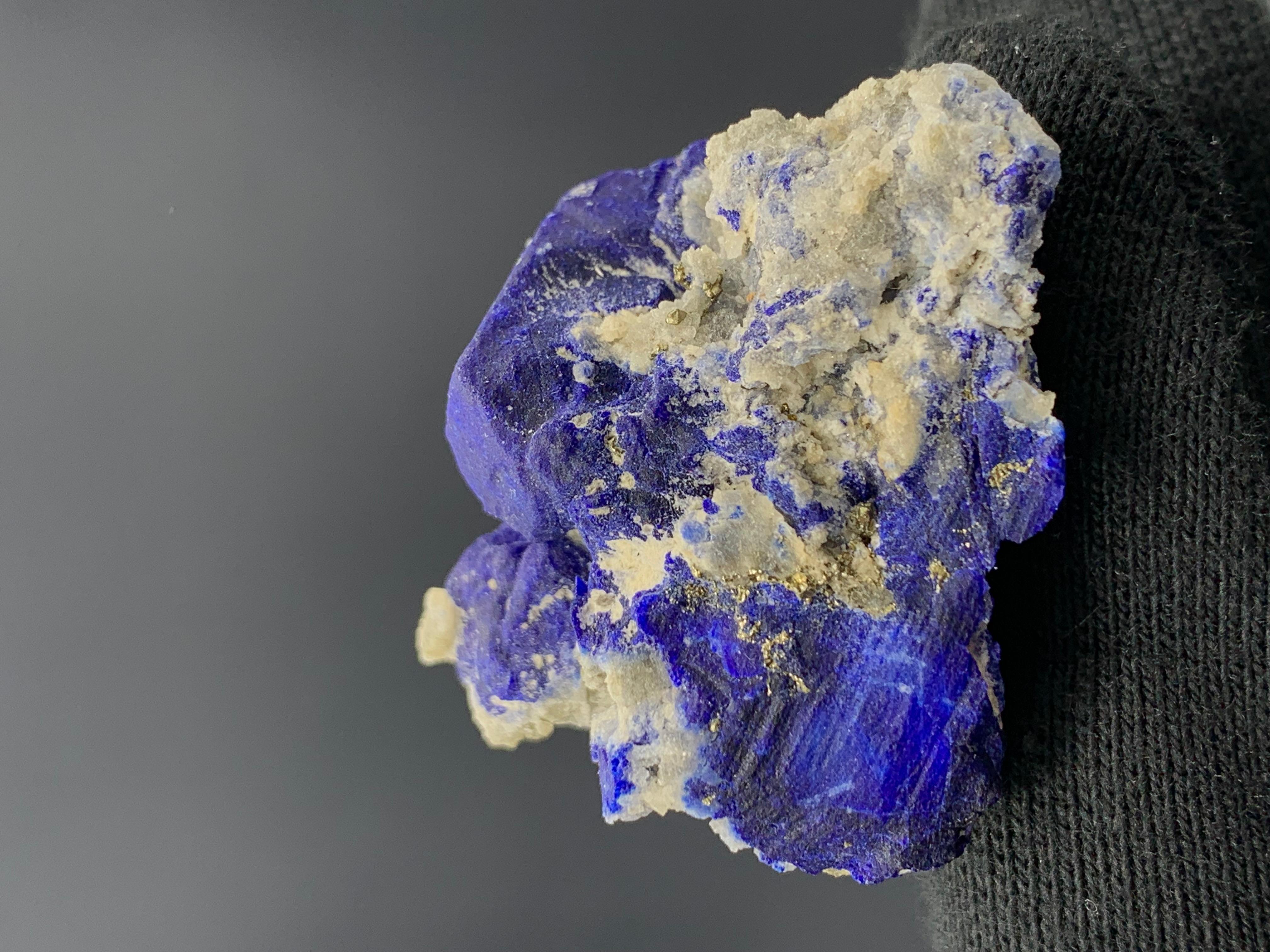 31.91 grammi di splendido esemplare di lazurite da Badakhshan, Afghanistan 
Peso: 31,91 grammi 
Dimensioni: 4.1 x 4.7 x 2.6 Cm 
Origine: Badakhshan, Afghanistan 

La lazurite è un minerale blu riccamente colorato che si trova principalmente nelle